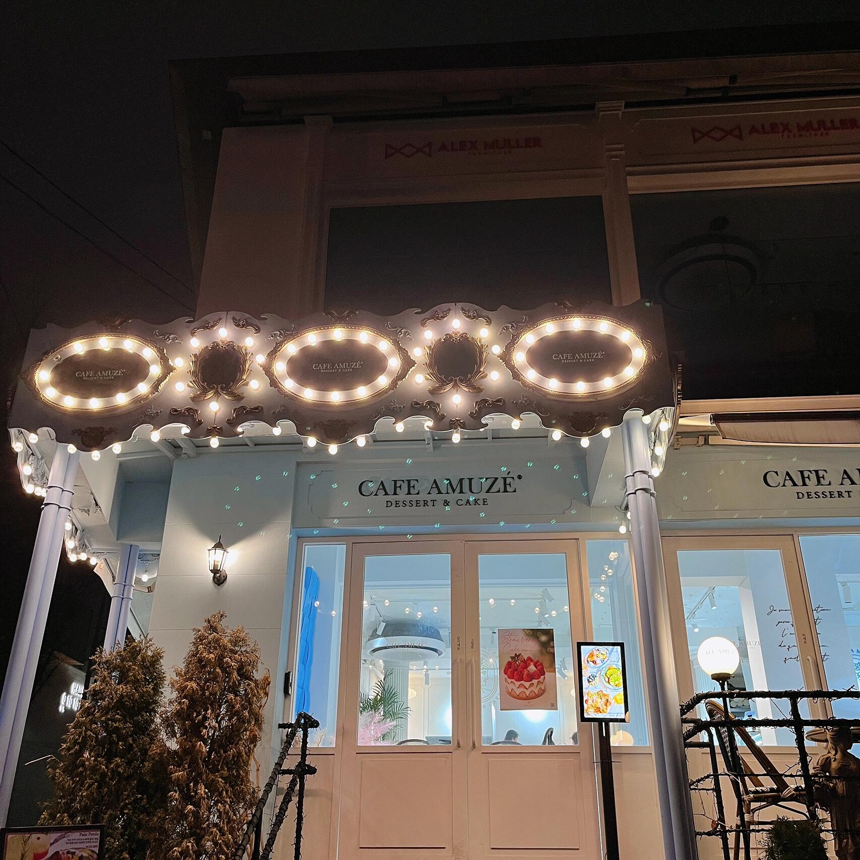 
                        探店/狎鷗亭羅德奧/浪漫babyblue色調咖啡館??地址揭曉：【??? ????46?55】店名叫做 ???，緊鄰島山公園～還沒進店，藍色的門頭就已經在外頭迎接你了！一進門，是不是被這滿滿的藍色所吸引？特別是那個時尚的打包袋，簡直是購物小能手的最愛????嘗試了他們的抹茶，超級濃郁而且不會太甜，大推薦????????茶友們，這里還有特色紅茶哦，可以請店員推薦！店內光線明亮，超級適合拍照留念??#首爾 #留學韓國 #首爾咖啡廳 #首爾咖啡店 #狎鷗亭探店 #狎鷗亭咖啡廳