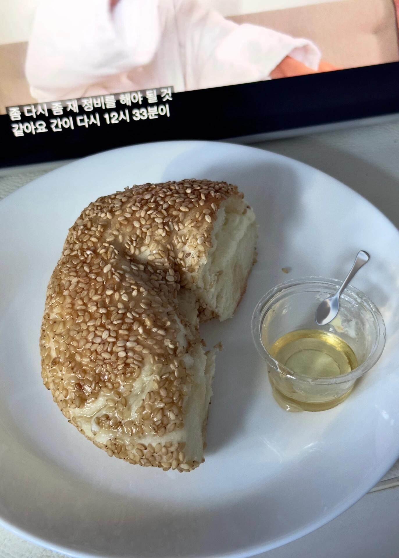 
                        ????231007 韓國夫婦買了20個倫敦貝果？??端午節期間，我在首爾的倫敦貝果博物館安國店遇到了超長隊伍。中午取號，竟然被告知要四個小時后才能輪到，結果只嘗到了一種口味的貝果，從此就念念不忘！??這次我選擇了距離酒店近的狎鷗亭道山店。店鋪一大早8點就開門，我本打算7點多步行前往，但小紅書上的熱度提示我這里人氣爆棚！幸好決定坐公交去！??我7點35分到達，已經是第39個排隊的顧客了！留下手機號后選擇了外帶服務，等待了大約半小時，最后忍不住買了7個貝果打包??。給朋友帶了藍莓、土豆芝士和黑巧口味，自己則選擇了bricklane（蜂蜜芝麻奶酪，簡直是甜蜜的誘惑！）、spring onion（香蔥奶酪，咸香誘人！）、肉桂和土豆芝士。如果你喜歡咸口味，spring onion絕對不能錯過！??選貝果時，我發現后面的韓國夫婦除了買了幾個有餡的貝果外，還至少買了10個plain bagel！他們一定是老顧客，看樣子是來囤貨的！????在首爾的最后一個上午，我帶著滿滿的貝果幸福離開了！??小結一下，如果你是面包控，絕對不能錯過倫敦貝果。而且，來韓國旅行時，團隊中至少要有一個人辦理了韓國sim卡并開通了通話短信功能，這樣排隊等位會方便許多。#首爾 #首爾探店 #倫敦貝果博物館 #狎鷗亭探店 #探店 #首爾美食 #貝果 #面包控