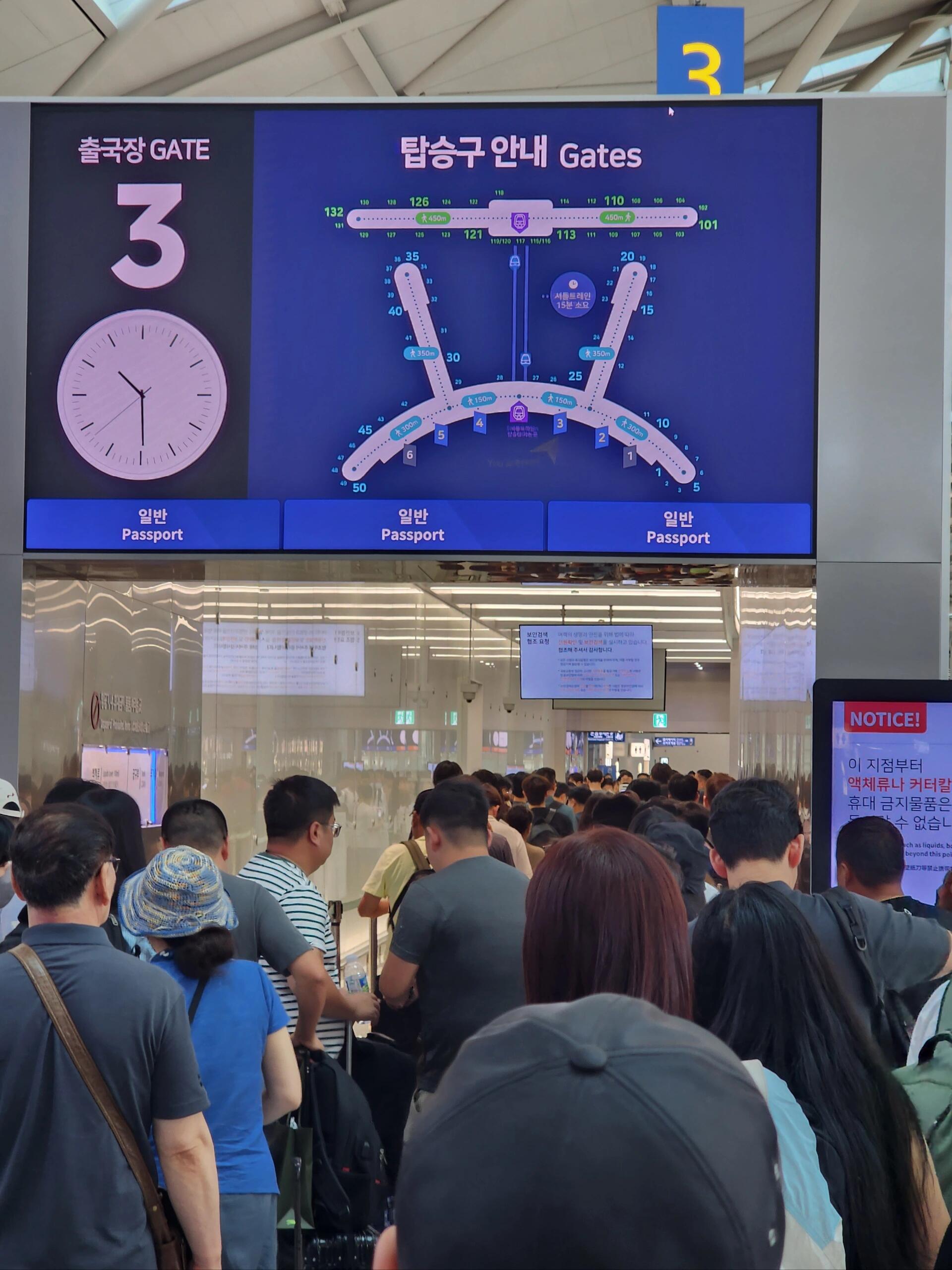 
                        ?? 仁川機場 提前三小時到達，你絕對不會后悔！?? 十二點十五的航班，我九點就已經到了！開始了我的值機托運之旅，排隊大概花了一小時。接著是退稅環節，又是半小時的投入。緊接著安檢半小時，領取免稅店購物的寶貝們也用去了半小時。然后還要坐小火車前往登機口，全程腿都是在走不停的節奏，勉強在11:45趕上了規定的登機時間。整個過程我都在快步趕路，機場人山人海，真的！回國的朋友們，記得早點到哦！?? 更順暢的流程攻略：① 一進機場，直奔J、K柜臺后面搞定退稅，全程有中文指導，先掃描護照首頁，拿著taxfree單子掃一遍，確認無誤后選擇退到支付寶還是現金，個人喜好就好。安檢之后，28號登機口附近有同樣的機器，可以確認退稅。② 找到你航空公司的值機柜臺，排隊拿登機牌和托運行李。③ 安檢時，首爾的流程超級方便，不用拿出電腦和充電寶，把隨身物品放盒子里就行。④ 到28號登機口，用支付寶退稅的話，同樣的機器再刷一下護照首頁，退稅迅速到賬，匯率損失的問題就不糾結了。⑤ 向前走到45號口對面的免稅店提貨，先取號，看好對應的免稅店機器取號排隊，然后等待叫號。⑥ 拿到寶貝后，乘坐小火車前往你的登機口。途中還有些店鋪，如果時間充裕，不妨逛逛，補充一下旅途所需。???♂? 每個環節的距離都不短，耗時至少20分鐘以上，所以一定要預留足夠的時間。祝大家旅途愉快！#仁川機場 #首爾 #韓國 ????