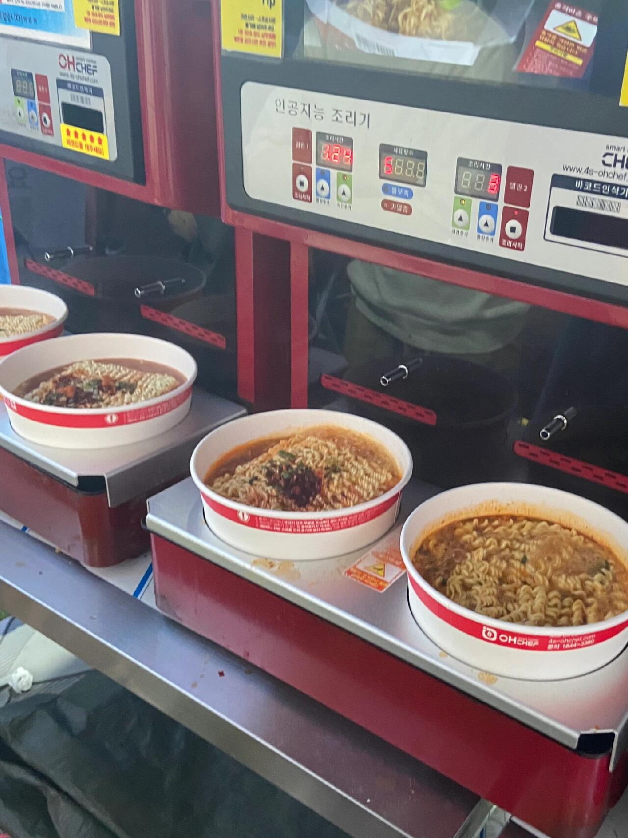 
                        首爾美食探店記?????漢江邊的炸雞第一次在漢江邊點外賣，超級方便！品嘗了校村醬油炸雞，味道超贊??！不過，小吃的話就算了，那個配料粉末味道不太對口??。??新村的60年烤腸哇塞，真的好吃到哭??！油光閃閃，超滿足！當地韓國人也強力推薦哦！游客必試美食??。店里服務生都是朝鮮族，語言溝通零障礙???。??首爾林的明星布丁每次路過都忍不住，這次終于嘗到啦！美味到想把每種口味都打包帶走???♀?。下次來首爾，還要再來吃定了！??田柾國炸雞這個炸雞外衣簡直了，我的最愛??！本來對玉米醬有點保留，結果意外地好吃??。左邊的辣醬，辣味十足，超級推薦???！??漢江邊的拉面如果不是排隊排得太久，這拉面絕對值得一試??。長隊伍稍微影響了味道體驗，但整體感覺還是不錯的??。#首爾美食 #美食探店 #韓國留學 #生活記錄 #美食分享 #首爾生活 #校村炸雞 #首爾林 #漢江美食 #田柾國炸雞