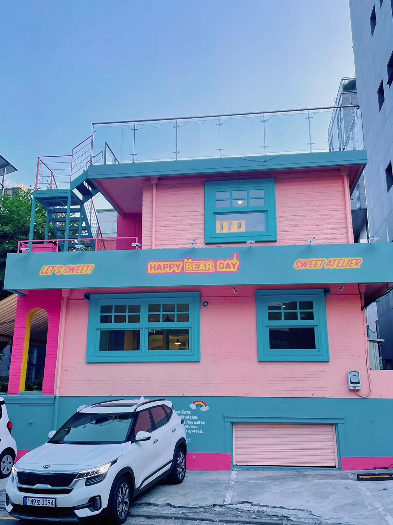 
                        韓國探店????｜HAPPY BEAR DAY咖啡廳????大家好呀～?? 好久不見！今天要帶大家去一家超級可愛的咖啡廳，名叫HAPPY BEAR DAY，位于熱鬧的弘大附近哦！這家咖啡廳外觀超級搶眼，色彩斑斕，簡直少女心爆棚??。店內共有三層，一樓是點單區，透明的玻璃柜展示著各種誘人的蛋糕??，旁邊還有一堆超級可愛的小玩偶??等著你來拍照呢！我們點了一個造型可愛的藍莓兔兔蛋糕??（外觀美味雙收?。?，搭配清爽的氣泡水??，連盤子和叉子都設計得很有感覺?。二樓有巨大的鏡子，是自拍的好地方，裝飾也很有格調，還可以到外面的座位享受美好時光。頂樓是天臺，被綠樹環繞，視野開闊，風景也超級棒??。#韓國咖啡廳 #韓國留學生 #韓國探店 #COTD咖啡探店