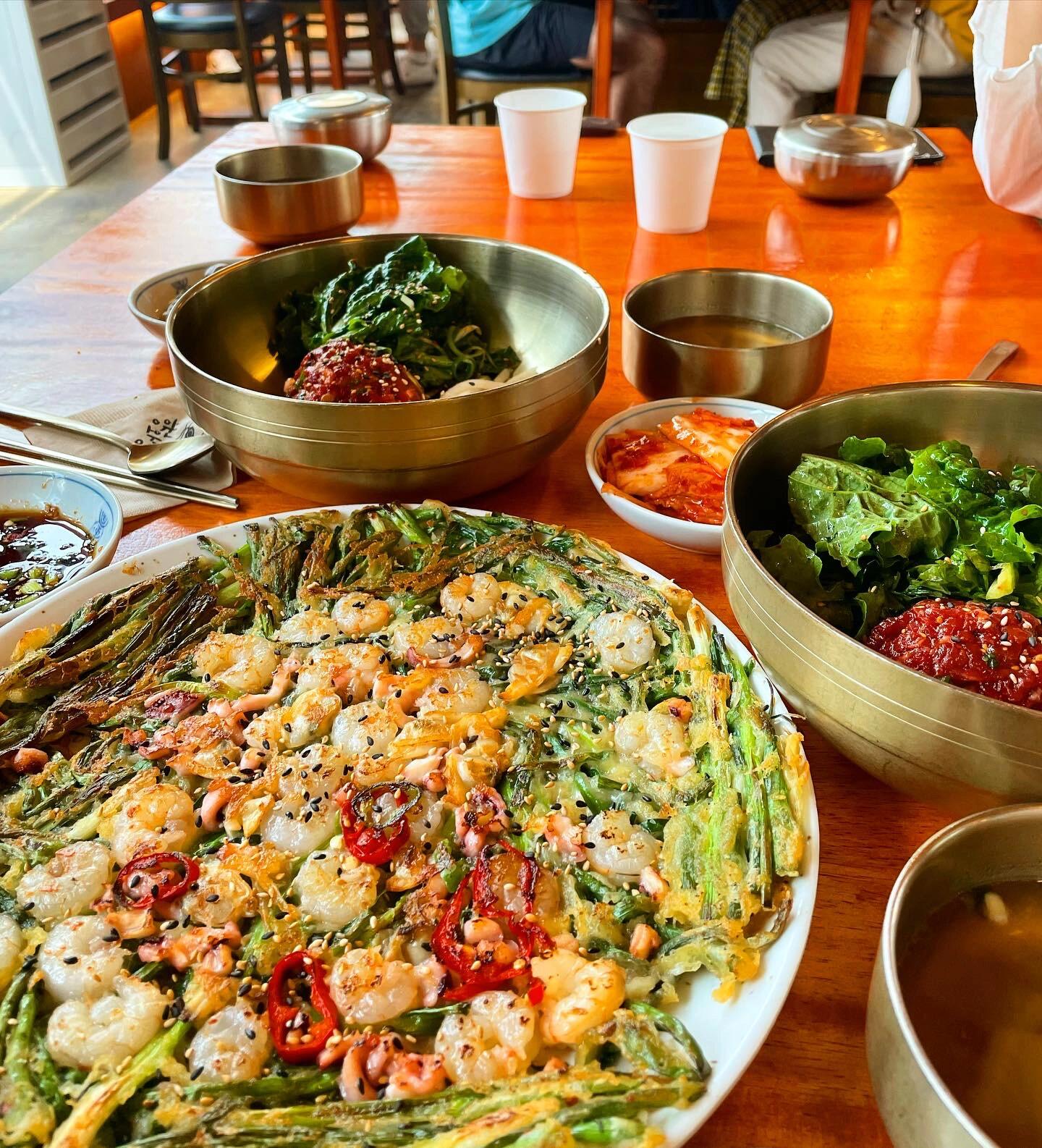
                        ［慶州］必去的超人氣美食店鋪??每次打開小紅書搜索慶州的美食，總會看到位于皇理團路的???高居榜首！真的是眾多網友力薦的熱門之選。我和三位朋友在店鋪開門不久就抵達，結果依然需要抽取號碼牌排隊等候??（店門口設有自助點餐機，點完餐后再等叫號哦～）鑒于外面天氣酷熱??，店家還很貼心地在外頭設置了休息座位和風扇，為等待的食客們遮擋驕陽。耐心等了大約40分鐘后，我們終于可以進店享用美食啦??強烈推薦的菜品有：????海鮮蔥餅 ????????生牛肉拌飯 ?????（份量足，兩位女生可以分享一碗）????? (?? ??? ???57?? 17)#韓國慶州 #美食探店 #人氣美食