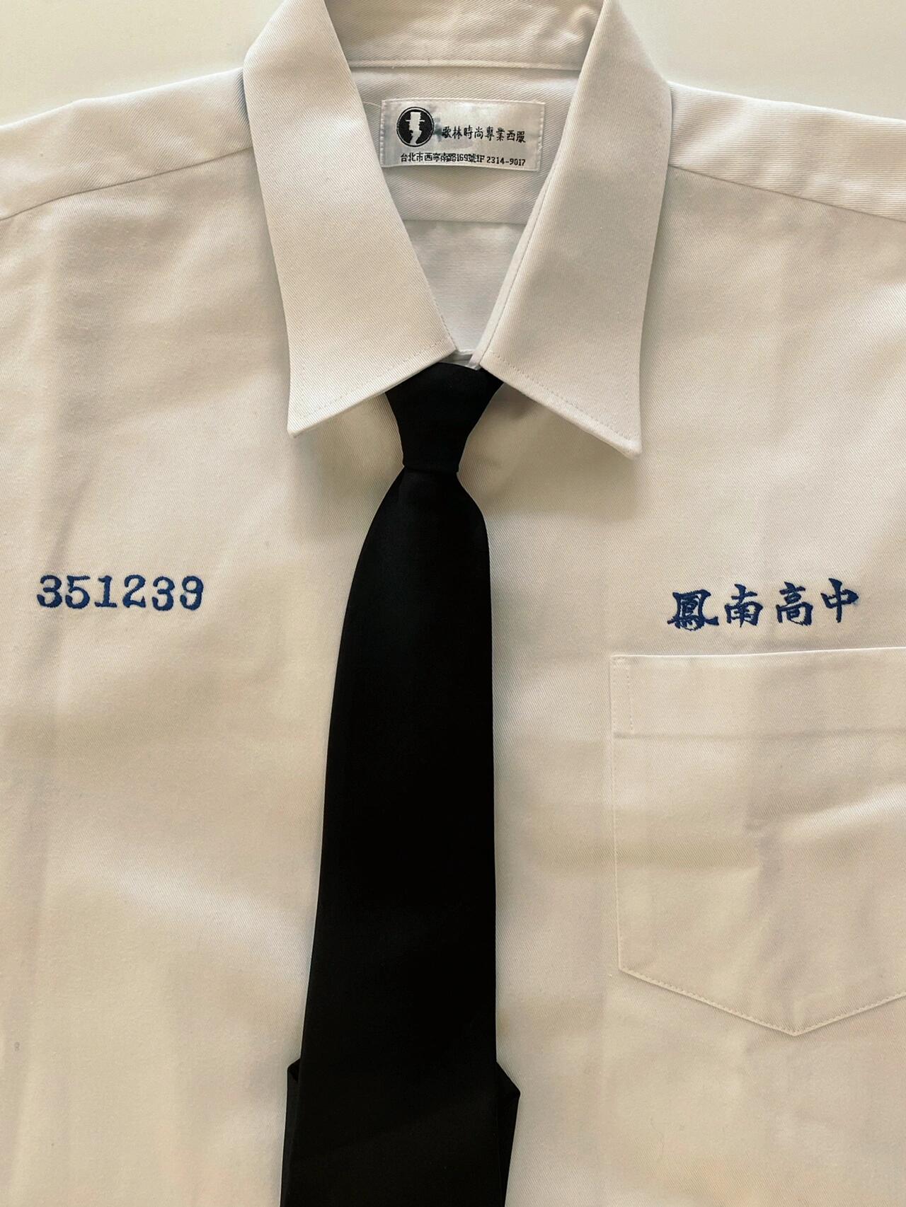 
                        《想見你》劇組拍攝道具展??這部絕對是近些年來最好的華語劇了！??時隔兩年，為慶祝紀念版DVD??精裝禮盒??發售，當時劇組拍攝所用的服裝道具在首爾舉辦了一次小型展覽，也算是送給這部劇真愛粉絲們的福利吧?？梢杂H自近距離看到隨身聽、莫比烏斯環求婚戒、風南小分隊校服等道具。耳邊仿佛又斷斷續續響起伍佰的LastDance?? ，瞬間魂穿到1998的臺南。??按照圖一順序物品分別為：王詮勝&黃雨萱情侶耳機SONY WALKMAN Ⅱ王詮勝&黃雨萱求婚戒李子維的書包李子維的畫陳韻如的日記本李子維校服陳韻如校服莫俊杰校服#想見你 #Somedayoroneday #lastdance#想見你想見你想見你 #許光漢 #柯佳嬿 #施柏宇#李子維 #黃雨萱 #莫俊杰 #首爾看展#梨泰院