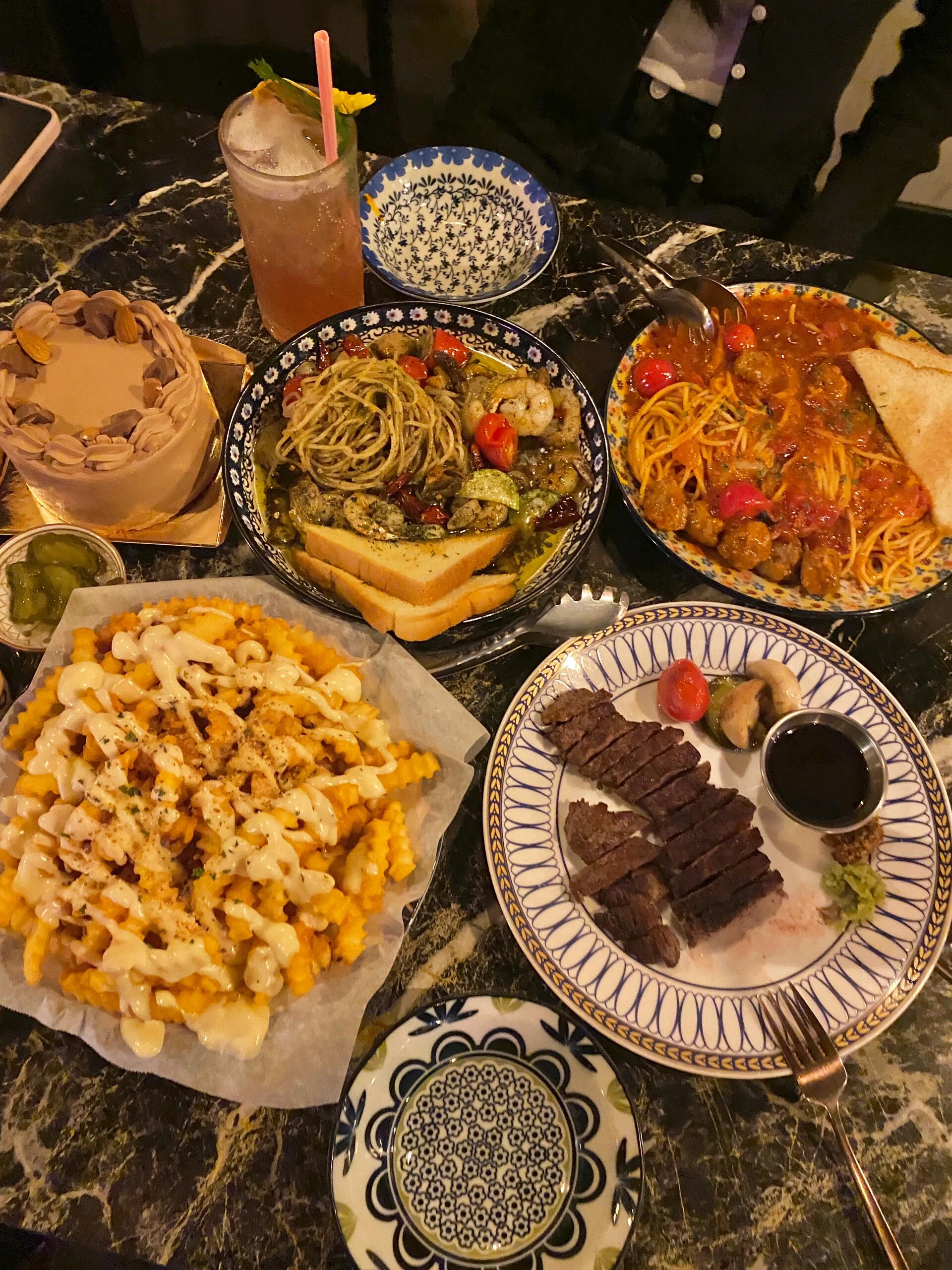 
                        一個都沒踩雷的首爾美食推薦完全低估了首爾的美食！??之前以為首爾是美食荒漠，結果完全被打臉了！就像大家對北京的誤解一樣，其實北京也有很多好吃的。沒想到在首爾待了一周，每一頓都超好吃！??早就聽說首爾的日料也很棒，果然名不虛傳！??p1 炸豬排??p2 四年米其林的雞湯拉面??p3 汝夷島百貨的eataly??p4 東廟市場三十年炸肉鋪??p5 弘大的西餐廳，吃到了今年最好吃的pasta和椒鹽蝦??#首爾 #美食分享 #首爾美食 #汝夷島現代百貨 #日料 #首爾日料店 #寶寶輔食 #一米大八個