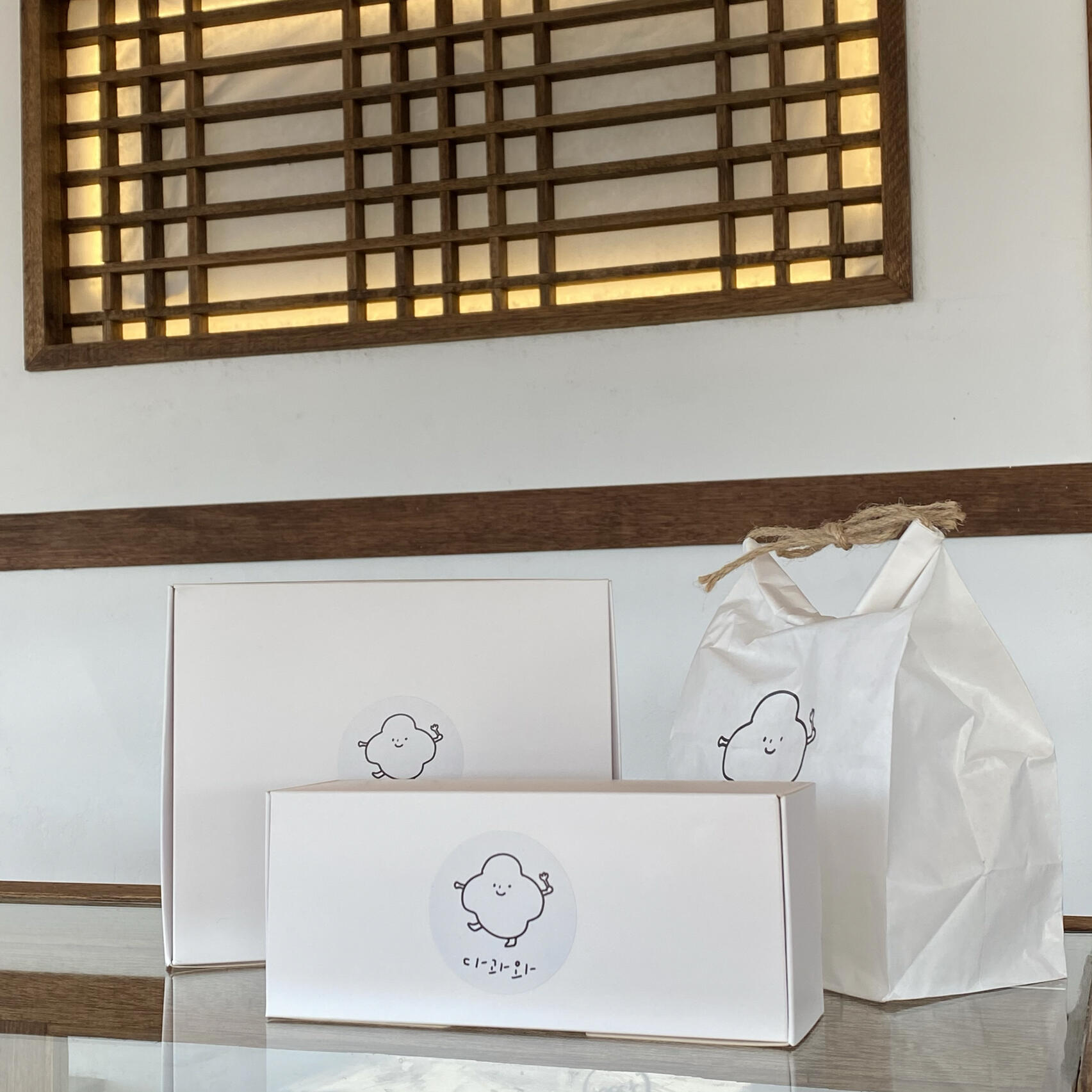 
                        韓國慶州｜古風咖啡店探秘??如果你計劃去慶州旅游，一定要把這家超有感的咖啡店加入行程哦！??一進門就被超可愛的logo迷住了，而且他們的咖啡和蛋糕味道超級棒！????強烈推薦嘗試：??咖啡：- 黑芝麻咖啡：香濃而不膩，每一口都是享受！- 艾草咖啡：清新的艾草味，讓人回味無窮！??蛋糕：- 無花果瑪德琳：新鮮無花果與軟糯蛋糕完美結合，香氣四溢！- 芝士瑪德琳：濃郁的咸芝士心，每一口都是幸福感爆棚！店內還有一個專門設計給客人拍照的超美位置，空間寬敞明亮，自然光充足，絕對是拍照打卡的好地方！??連打包袋都設計得超級可愛，讓人愛不釋手！??????#韓國慶州 #慶州咖啡店 #韓國咖啡店 #慶州探店 #慶州旅行