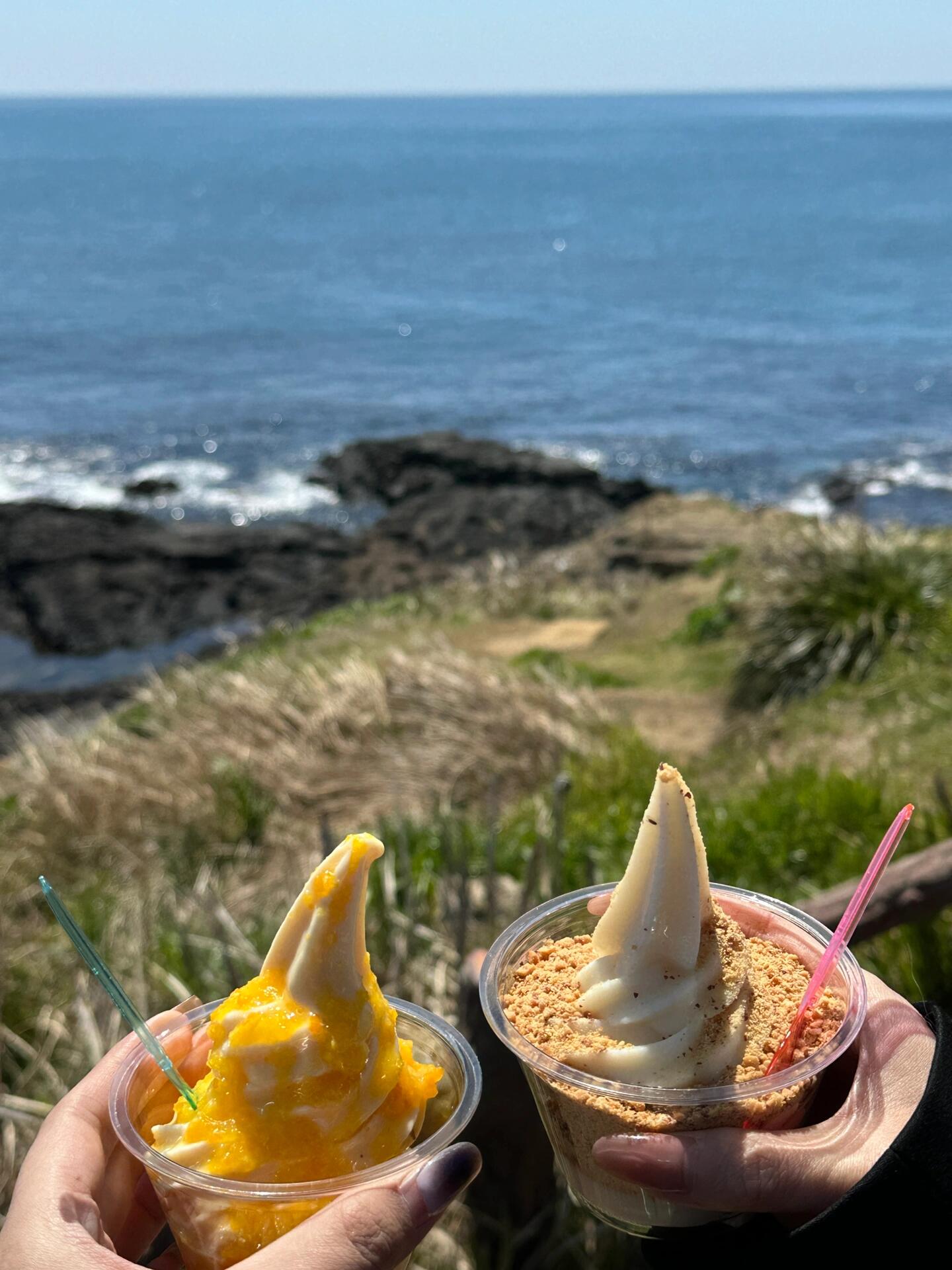 
                        探索濟州島的隱藏寶石：牛島之美???濟州島之旅不完整，如果你錯過了東邊的小天堂——牛島。這里的海水??擁有令人驚嘆的漸變色，仿佛果凍般誘人，而且這絕美的景色是無需任何濾鏡加持的原相機直出哦！??盡管前往牛島需要一些時間，乘車加上乘船，但我保證，這段旅程絕對物超所值！??船票信息想要踏上這座迷人小島，你需要乘坐船只。建議直接購買往返票，船班次可能不固定，但只要有船，你就可以登島。別忘了攜帶你的護照哦???島上如何游玩牛島雖小，但全島游覽還是挺費勁的。如果你對公交路線不太熟悉，不妨嘗試租一輛電動助力自行車。雖然比普通自行車稍微輕松那么一點點，但島上的坡路仍然需要你腳蹬力行。如果想要更加輕松，租一輛電動小車是個不錯的選擇，不過記得這需要國際駕照哦。??打卡熱點不可錯過的打卡地點是咖啡館blanc rocher，這里的美景讓人心醉。俯瞰著那漸變色的果凍海，無論怎樣拍照，都能捕捉到美麗的瞬間。你可以在這里悠閑地度過一個下午。??美食推薦牛島王子面館是島上的美食地標，許多明星都曾光顧。這里的炸醬面和海鮮面味道一流，但要小心糖醋肉的價格哦（30000韓元），雖然分量十足，但價格可能會讓你措手不及。至于特色花生冰淇淋，可能會有些過甜，個人感覺一般。不過，漢拿蜜桔冰淇淋則更值得一試，為你的味蕾帶來新鮮體驗。#濟州島旅行 #相冊里最近一次的旅行