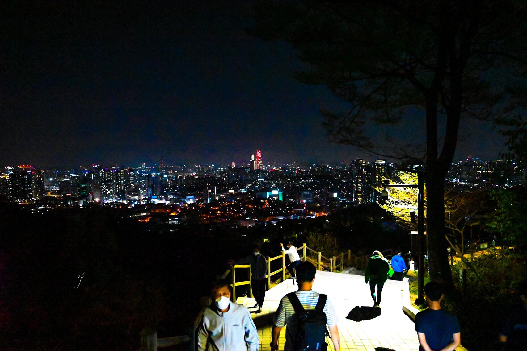 
                        韓國首爾｜有機會一定要去一次南山??終于，在韓國生活了兩年之后，我去了一次心心念念的南山??。原以為只能通過纜車抵達，沒想到還有直達的公交，超級方便！下車后，轉身就能欣賞到首爾市的壯觀景色，抬頭便是標志性的首爾塔。我訪問的時候正值櫻花盛開，山道兩旁櫻花滿開，美不勝收??。首爾塔最有名的是那些掛滿愛情鎖的欄桿，處處都是情侶們的浪漫印記??。夜晚，這里變成了一道亮麗的風景線，情侶們在此留下美好的回憶。隨著夜幕降臨，站在山頂俯瞰城市的燈火輝煌，感受一天的疲憊在此刻得到釋放?。如果有機會，一定要帶上心愛的人一起來南山，體驗不一樣的首爾夜景??。#韓國 #首爾 #韓國旅行 #留學韓國 #首爾旅行 #韓國旅行攻略 #首爾南山塔 #首爾塔南山塔