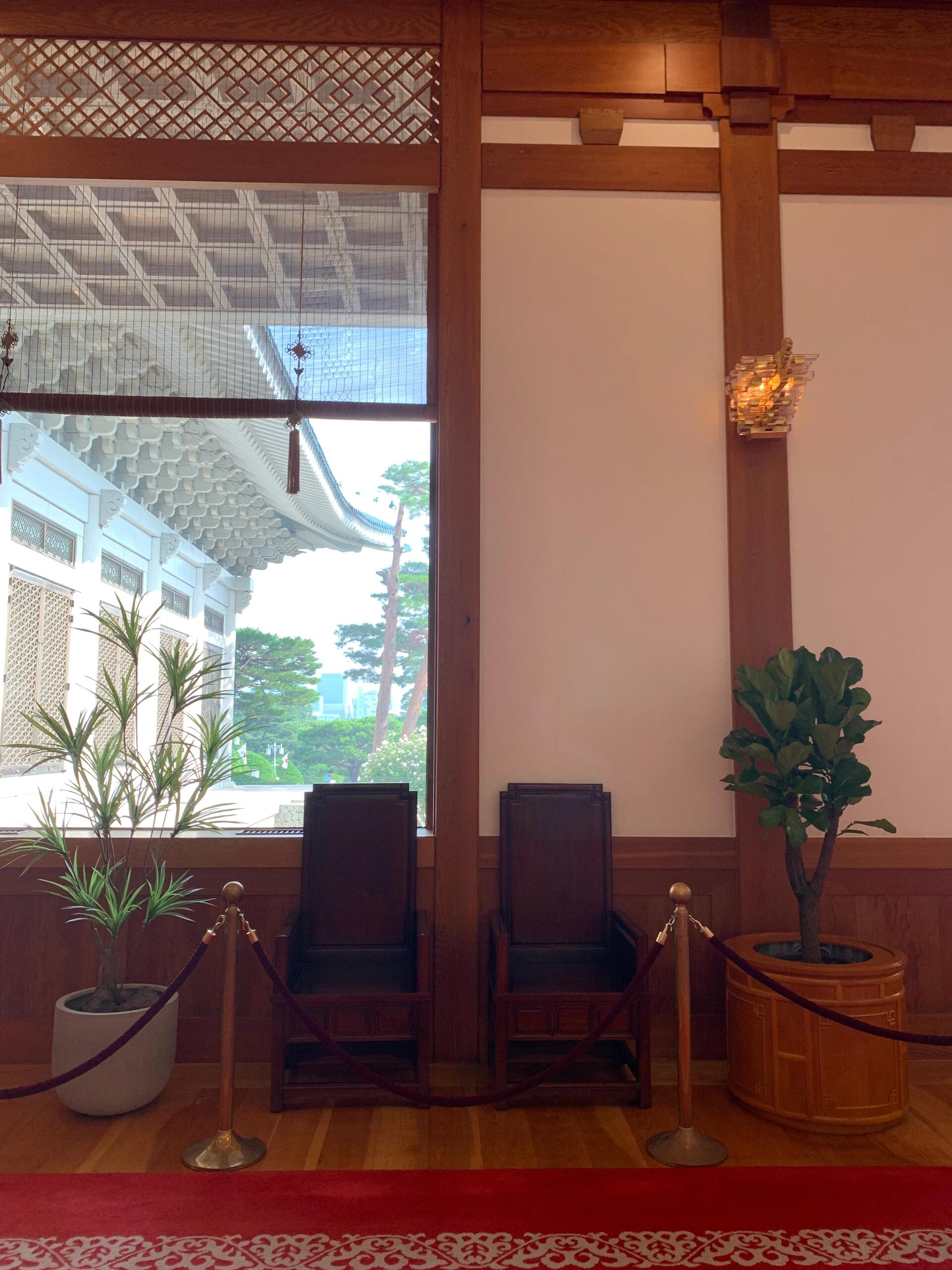 
                        探秘韓國青瓦臺?終于等到你，韓國青瓦臺22年后首次對外開放啦～???? 如果你的行程里還有空檔，這里絕對是個不錯的選擇！走進歷史的殿堂，你會發現有專業的引導員在每個展廳等候，無論你說英語、韓語還是中文，都能聽到生動的講解哦！???而且，外國朋友們聽好了，這里不需要預約哦！直接來到正門左側的粉色小亭子，出示你的護照和登陸證，就能輕松入場。???想要深度游覽？沒問題！給自己留出至少一個小時，你可以好好享受這里的每一處風景。??但記得哦，下午5點半之后就不能進場了，所以要抓緊時間哦！?#韓國留學 #青瓦臺 #韓國 #留學韓國 #韓國旅游 #韓國旅行 #韓國自由行 #參觀青瓦臺