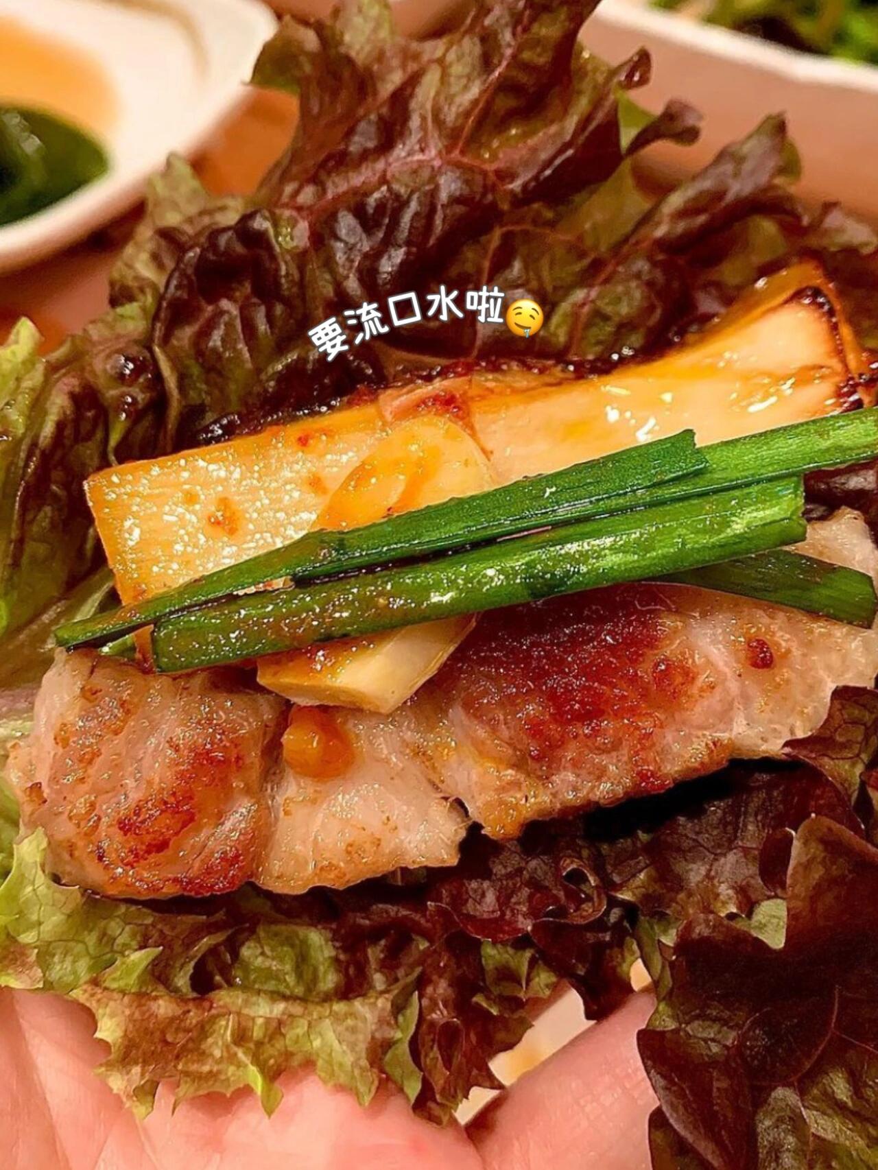 
                        ????EXO伯賢打卡烤肉｜店員全程幫烤肉??河南豬肉 (?????)??韓文地址：?? ??? ???647??中文地址：首爾江南區(qū)宣陵路647?營業(yè)時間：每天 17:00~23:00??烤肉：16,000韓元(80RMB)這家店是EXO的伯賢和世勛都來過的烤肉店，屬于連鎖品牌，你可以選擇離你最近的分店去體驗(yàn)哦！????店內(nèi)的服務(wù)亮點(diǎn)是店員會幫你烤肉，而且擺放得非常整齊，你只需負(fù)責(zé)享用美味就好啦哈哈哈。除了烤肉，店里還提供冷面和傳統(tǒng)炒飯盒飯，搭配烤肉食用簡直完美????價格信息已在圖片中標(biāo)明～??不吃肉的朋友也不用擔(dān)心，店里還提供烤蘑菇，素食者也能享受美味的聚餐時光～?????每周我們都會更新明星們光顧的韓國美食店、咖啡店和飾品店的最新動態(tài)！#韓國旅游 #韓國美食 #韓國美食探店 #韓國旅行 #韓國美食推薦 #韓國街頭美食 #明星同款美食 #exo #伯賢 #世勛 #河南烤肉 #烤肉店 #韓式烤肉 #網(wǎng)紅烤肉 #韓國烤肉