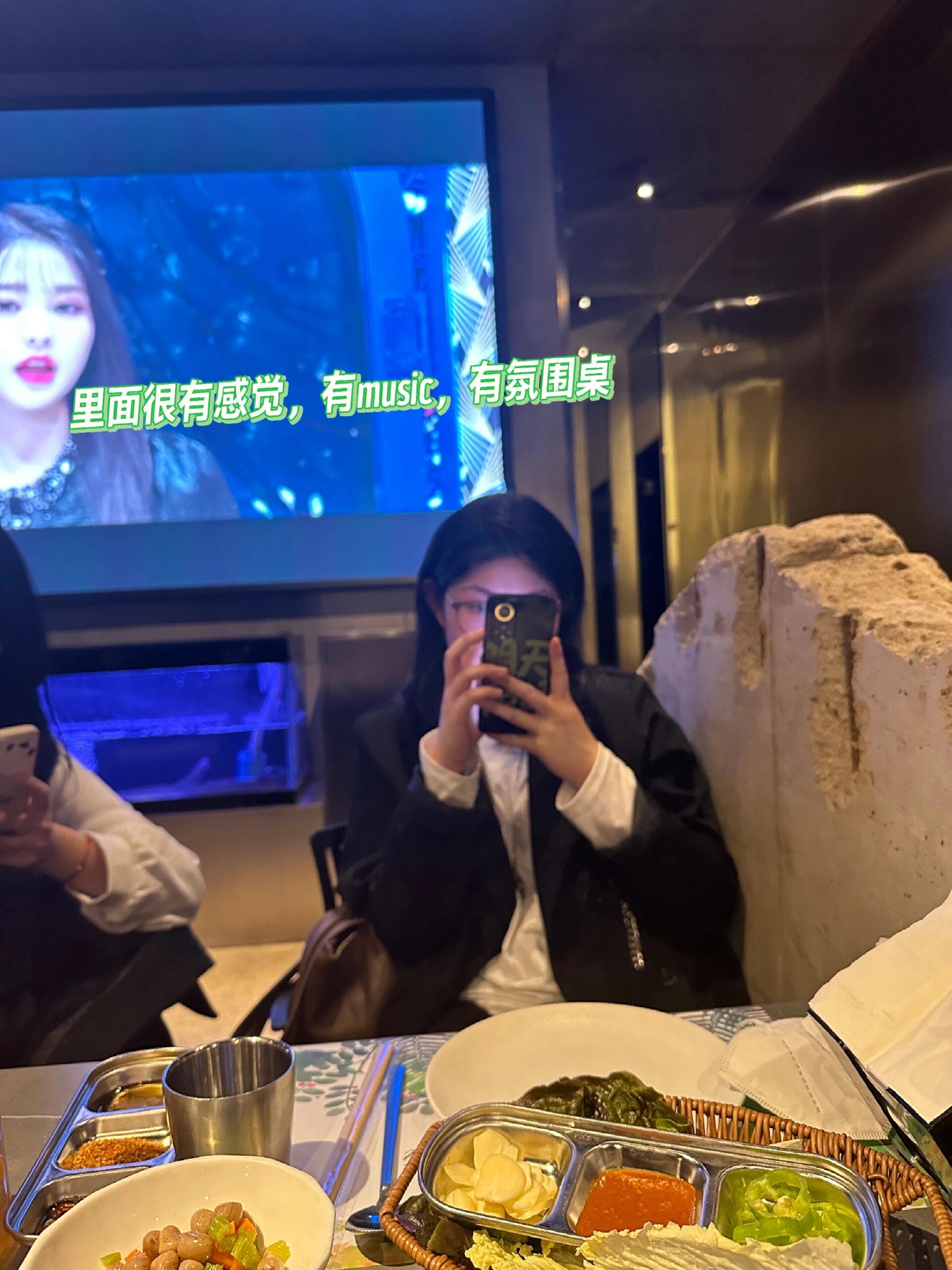 
                        沈陽西塔梨泰院打卡心得??地點(diǎn)：梨泰院出行：地鐵直達(dá)沈陽站，再選擇步行30分鐘或騎行共享單車僅需10分鐘??費(fèi)用：大約300元（我們四個女生點(diǎn)了套餐外加一些小吃）??體驗(yàn)：首次探店，尋找入口的過程超級有趣（哈哈，我們有點(diǎn)迷糊哦??）。雖然高德地圖顯示已到達(dá)，但門卻不見蹤影，幸好店員及時出現(xiàn)指路。店內(nèi)環(huán)境如隱世桃源，花香伴我行，美食盡在眼前??。服務(wù)人員熱情，對于我們這些對生熟不太了解的新手非常友好??。不過，如果你和我一樣有點(diǎn)社交恐懼，可能會覺得稍微有點(diǎn)尷尬??。總的來說，這是一個氛圍滿滿，非常適合打卡的地方。#梨泰院#韓國風(fēng)情#沈陽美食探店#沈陽打卡圣地