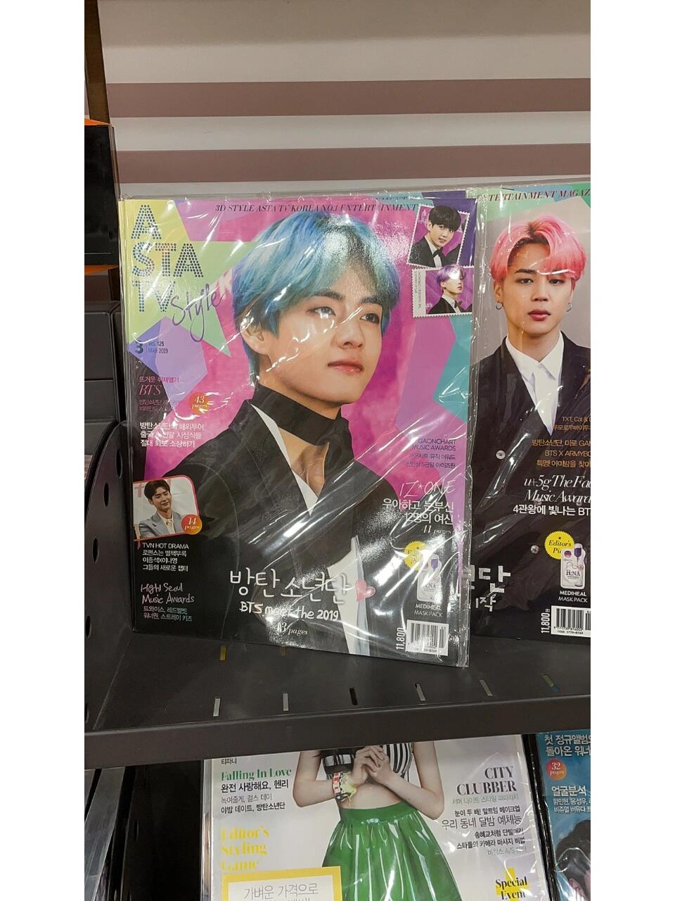 
                        首爾探店|明洞專輯店|第一次拆專輯【?????】??追星必去的隱藏寶地—明洞專輯店！和閨蜜一起去淘寶，雖然我不是追星族，但聽說這里有些難得一見的老專輯，對此感興趣的朋友不妨一探究竟哦！?? 店鋪位于一個自然樂園專賣店的3樓，非常容易找到。這次幫閨蜜拆了她鐘愛的雨琦弟弟的專輯，第一次嘗試拆專輯真是超級有趣，哈哈哈，感謝閨蜜讓我也體驗(yàn)了一把！??地址：?? ?? ??8? 52#明洞 #Kpop #拆專輯