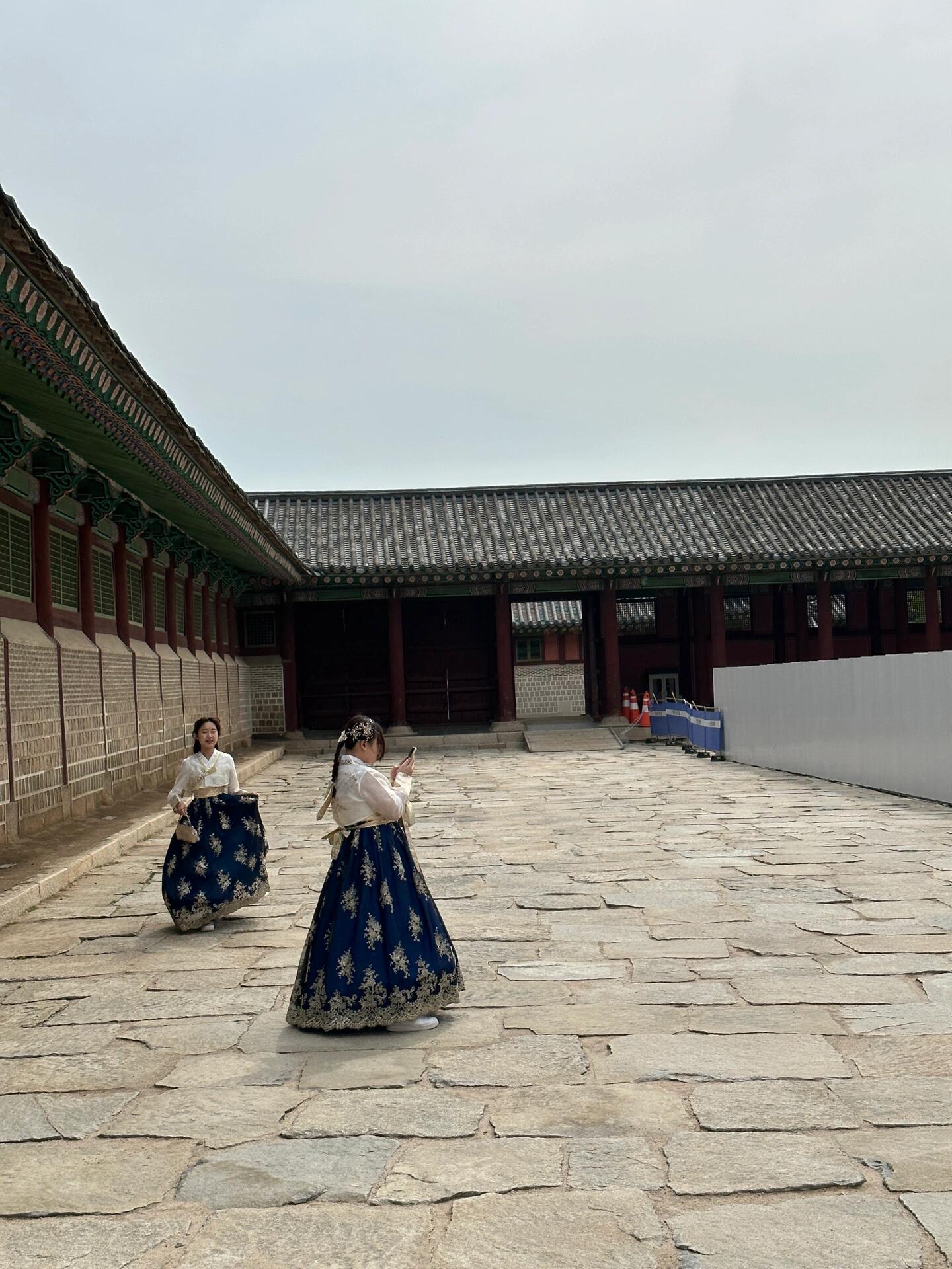 
                        首爾必打卡景點(diǎn)：景福宮和青瓦臺 ??????景福宮每天10點(diǎn)和14點(diǎn)都有換崗儀式（見圖4），非常值得一看哦！??隨處可見穿著韓服拍照的游客??，超有氛圍感~雖然建筑面積不大，但整體風(fēng)格和明朝建筑非常相似，因?yàn)楫?dāng)時韓國是藩屬國，以明代王府之制營建，規(guī)模比國內(nèi)明建筑低一個規(guī)格????青瓦臺從景福宮后門出來就能看到青瓦臺，這里曾是韓國總統(tǒng)府所在地????。我們中國游客不需要預(yù)約，當(dāng)天拿出護(hù)照就可以安排進(jìn)去參觀??。可選時間段是9點(diǎn)和13點(diǎn)，每個時間段限500個名額??。去年新總統(tǒng)尹錫悅剛剛遷出，可能覺得此地風(fēng)水不好（之前幾乎每一任在此辦公的總統(tǒng)下場都很慘）。青瓦臺里面主要是講解韓國總統(tǒng)的歷史，周邊環(huán)境也不錯，可以簡單逛逛??。#韓國 #首爾旅行 #青瓦臺參觀 #韓國景福宮 #韓國旅行 #打卡景點(diǎn)