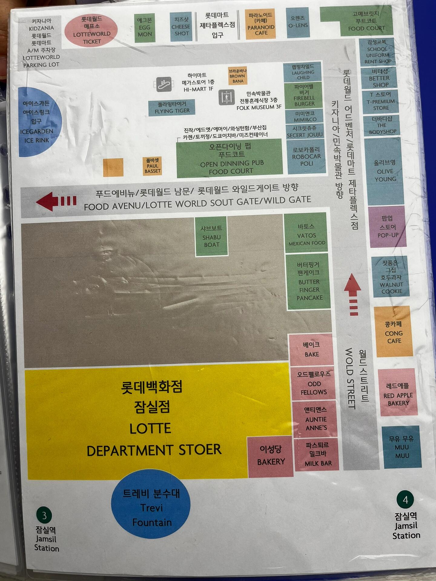 
                        ??????樂天世界校服體驗(yàn) + TNG Alipay付款攻略??探索首爾必備的Discover Seoul Pass（想知道更多，翻翻我之前的筆記吧！）絕對不能錯(cuò)過的是樂天世界，超級劃算！今天就來聊聊如何搭乘公共交通抵達(dá)樂天世界，還有在遊樂園裡租借超可愛韓國校服和使用Touch ’n Go Alipay付款的全過程吧！????1. 前往樂園的小貼士??坐地鐵青線到Jamsil Station，從4號出口出來就對了！???樂天官網(wǎng)上有超詳細(xì)的交通和路線圖，跟著它走，不怕迷路。不過還是要走一小段路才能到達(dá)樂園大門哦。???我一不小心走進(jìn)了樂天購物商場，迷路了??幸好客服小姐姐給了我一張地圖，這個(gè)小秘密地圖，建議大家也收藏一下！2. 校服租借的樂趣??想要多點(diǎn)時(shí)間玩耍，就選Pixie Magic這家校服租借店吧！就在樂天世界Main Gate後面，超級方便。如果你有Discover Seoul Pass，記得先去櫃檯換票哦。??店裡的校服款式、顏色、尺寸應(yīng)有盡有，隨心搭配！不過試穿的時(shí)候可能會有一些限制，我是挑了同色系的，然後外套、衣服、裙子都拿了兩種size去試。??辦理好一切後，要留下護(hù)照和填寫一些表格，還有一個(gè)隨機(jī)號碼「78」，退還校服時(shí)要報(bào)這個(gè)號碼取回護(hù)照。記得最晚要在晚上八點(diǎn)前歸還哦！??付款後，店員會給你一個(gè)大袋子，把私人物品放進(jìn)寄物櫃。寄物櫃都在室內(nèi)樂園的角落，一個(gè)櫃子KRW2000，機(jī)器不收現(xiàn)金，只收卡，信用卡也能用。3. 使用Touch ’n Go Alipay付款超簡單??在國外用Alipay真的太方便了，只要商家接受這付款方式，tng e-wallet裡有餘額就能用。校服租借費(fèi)用KRW 25000，系統(tǒng)會顯示當(dāng)天匯率，付款後馬上知道刷了多少馬幣。??怎麼用呢？打開TNG app，像平時(shí)一樣點(diǎn)擊pay，拉一下就能看到Alipay，選擇所在國家後就有匯率顯示，掃一下店家的條碼，付款完成！就這樣啦，希望大家在樂天世界玩得開心！??#韓國 #樂天世界 #校服 #Touchngo #alipay #旅游 #游樂園