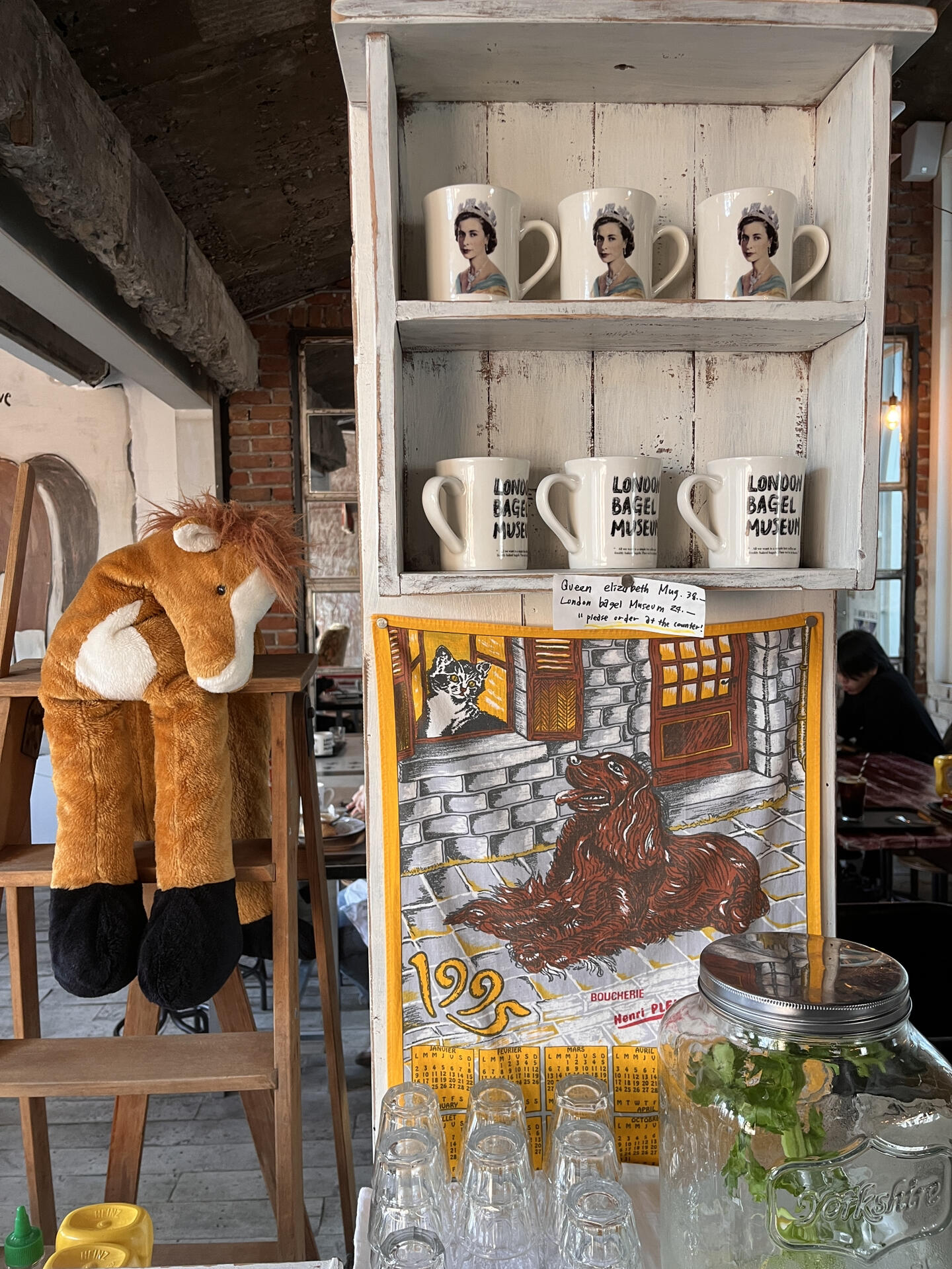 
                        ??????伊麗莎白在韓國| 狎鷗亭必打卡貝果咖啡館??這是一家融合了英國女皇伊麗莎白二世主題展的時(shí)尚貝果店，英倫風(fēng)情與韓國咖啡文化的完美結(jié)合，絕對讓你驚艷！??????地址：狎鷗亭的心臟地帶?? ??? ???168? 33 1, 2???價(jià)格：培根貝果4800? ，美式咖啡5000? （圖2）??貝果銷售火爆。即便下午3點(diǎn)前往，也只剩下最后一款，其他的已經(jīng)被搶購一空，貨架上只留下空蕩蕩的回響。（而且似乎不再補(bǔ)貨）所以記得早起的鳥兒有貝果吃。???二樓設(shè)有專門的展覽室，里面陳列著英國女皇的藝術(shù)畫作和大量與大不列顛旗幟相關(guān)的商品圖3中的女皇手繪作品簡直讓人目瞪口呆，而且窗邊座位還得看運(yùn)氣呢！整個(gè)咖啡館的每個(gè)細(xì)節(jié)都做得滿分??，連洗手間??都別具匠心。??這里的展覽只是序幕，更多精彩內(nèi)容在十里之遙的地方繼續(xù)，展期至3月12日。難道下次再來，還會有新的驚喜等著我們嗎？#韓國留學(xué) #小紅書圖文模板 #韓國旅游 #我的咖啡日記 #COTD咖啡探店 #韓國探店 #韓國咖啡店 #韓國美食探店 #韓國展覽 #首爾展覽 #首爾藝術(shù)展覽 #英國女皇 #狎鷗亭探店 #狎鷗亭咖啡廳 #清潭洞 #清潭洞咖啡廳 #韓國打卡