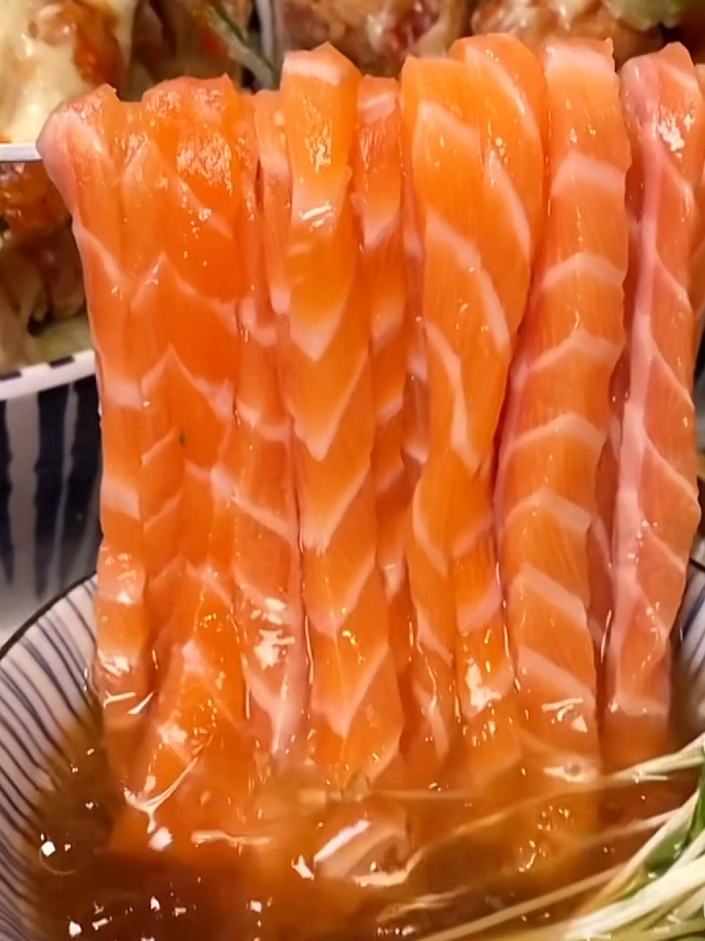 
                        ????延南洞三文魚面條+巨大日式炸雞蓋飯！！！???? ??? ??? 6(弘大3號出口）?11:30-21:30開門不久就去體驗(yàn)了，發(fā)現(xiàn)已經(jīng)有很多食客在排隊(duì)等候！！！一定要把握好時(shí)間前往！份量超大且美味無比！！！趕緊去嘗嘗吧！！！！.......#韓國生活 #韓國首爾探店 #三文魚 #弘大探店 #壽司控都愛這家日料店 #壽司 #物有所值的平價(jià)日料店 #刺身 #美食日常 #韓國探店 #韓國美食探店 #韓國弘大附近 #弘大美食 #首爾延南洞 #延南洞探店 #延南洞美食 #首爾美食 #留學(xué)韓國 #弘大延南洞
