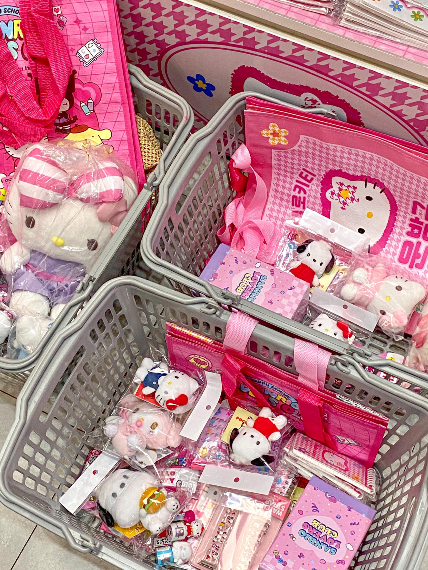 
                        人生建議：去濟(jì)州島逛一次Hello Kitty博物館這里簡直是女孩子的快樂天堂啊??！！可以集章，集完會有一個(gè)小徽章！！超級可愛！隔壁還有KT的周邊店（建議逛完博物館再逛周邊哈哈）文具、生活用品…種類超全，每個(gè)都想要！！博物館有三層，拍照超好看??#韓國 #濟(jì)州島 #HelloKitty #三麗鷗