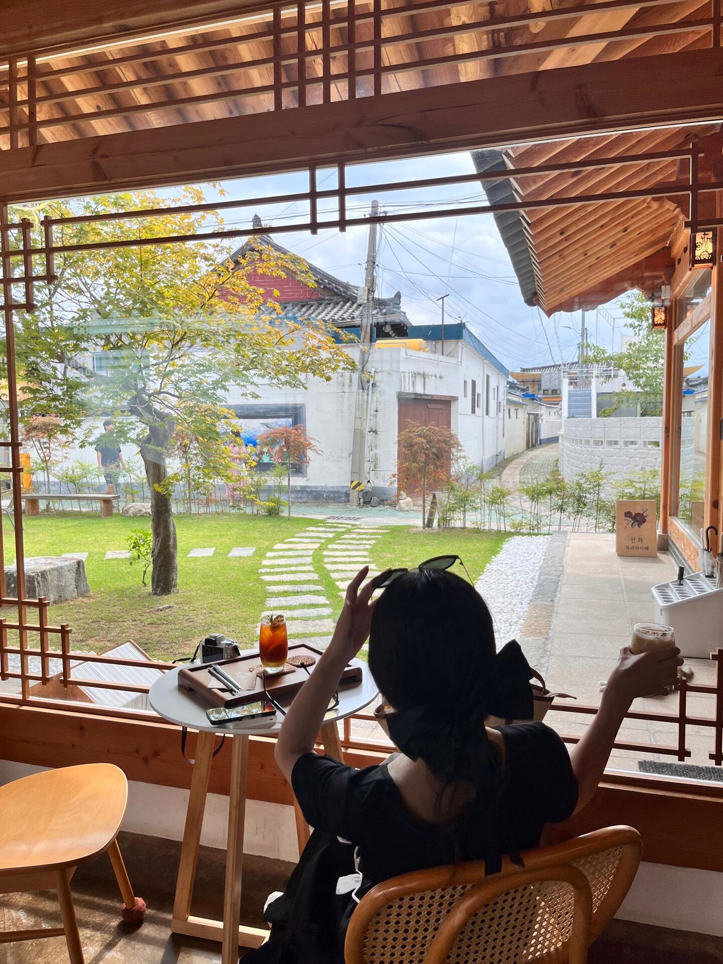 
                        發(fā)現(xiàn)釜山周邊小眾地，適合休閑逛吃的慶州????距釜山KTX高鐵僅0.5小時(shí)，超便捷！（即使首爾出發(fā)KTX也僅約2小時(shí)左右）慶州是新羅古都，也稱做“金城”；慶州的歷史街區(qū)被規(guī)劃地很不錯(cuò)，體驗(yàn)感比較好；??主要玩什么？??黃理團(tuán)街：超多韓屋餐廳、咖啡館，很有氛圍感；??圖中的咖啡館、餐廳全在這條街，逛著逛著就能遇見，非常容易發(fā)現(xiàn)！環(huán)境與口味俱佳慶州鄉(xiāng)校：既是歷史景點(diǎn)，周邊也是韓屋街區(qū)，比黃理團(tuán)街古樸一些；??兩者相距約1公里，可以City Walk，也可以租路邊的自行車、多人車騎行；王陵苑：有點(diǎn)像“抹茶巧克力”，是一座座綠油油的小土包，實(shí)際上是二十幾座古墳，但卻規(guī)劃成了休閑公園的模樣，人們會來此休閑散步，其中一處甚至成了ins網(wǎng)紅打卡點(diǎn)；??位置就在黃理團(tuán)街附近，同樣可以City Walk；??瞻星臺、東宮與月池（雁鴨池）：兩者挨得很近，比較適合夜游，前者號稱亞洲最古老的觀星臺（實(shí)際你懂的）門票免費(fèi)；后者門票約合人民幣15元左右；??佛國寺：上面提到的景點(diǎn)都在慶州歷史街區(qū)里，方便到達(dá)；但佛國寺位置比較遠(yuǎn)，交通不算很方便，公交前往需40分鐘左右；??如果是秋天，寺廟與紅楓融合，會比較值得一去；其他季節(jié)，可以按個(gè)人時(shí)間安排來取舍；??交通：KTX到“新慶州站Singyeongju Station”，出車站后，在站前公交站乘坐61路公交車即可直達(dá)瞻星臺等景點(diǎn)所在的慶州歷史街區(qū)（站點(diǎn)“Cheomseongdae”或前后一兩站都可以）#小眾旅行地 #周末去哪兒 #寺廟 #韓國 #韓國日常 #韓國慶州 #韓國旅游 #釜山行 #首爾周邊游 #首爾旅行