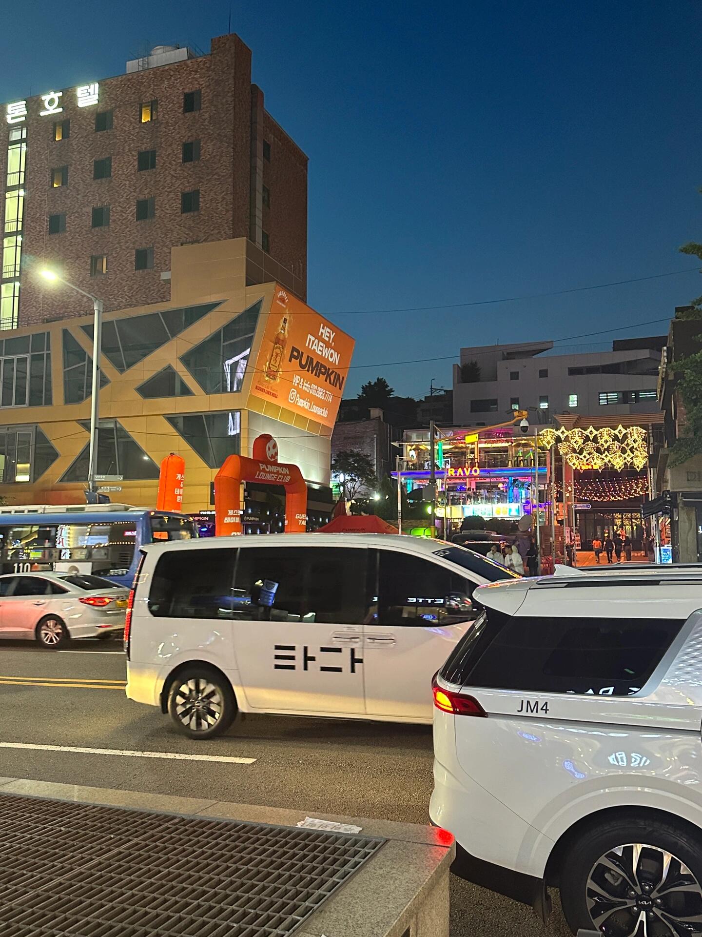 
                        探索首爾????漢南洞的隱藏潮牌寶地（附路線指南）漢南洞最近新開了一個(gè)超大的emis，這里的商品種類豐富，每次去都讓人超興奮??！emis??mardi??rockfish??depound??grove等等，還有各種風(fēng)格迥異的咖啡館等你探索??。???關(guān)于地鐵站名：漢江鎮(zhèn)（6號線3號出口）出站后直走，會看到一個(gè)巨大的長樓梯，直接下去就可以開始你的漢南洞探險(xiǎn)啦！???關(guān)于emis很多朋友可能不知道新開的emis的位置，韓語地址?????? ??? ???? 36按照這個(gè)地址導(dǎo)航??就對了。注意：周一休息，營業(yè)時(shí)間是13:00-18:00（真的很任性??），別白跑一趟哦！???關(guān)于mardi這里的mardi主要售賣T恤，不允許拍照??。想要看更多款式，推薦去lotte tower。??在漢南洞，你會經(jīng)歷各種上坡下坡的挑戰(zhàn)???♀???，建議穿一雙舒適的鞋??。這里的店鋪大多風(fēng)格獨(dú)特，適合尋找小眾品牌。逛街前別抱太大期望，享受探索的樂趣吧??！#韓國 #韓國旅游 #韓國逛街 #韓國小眾潮牌 #漢南洞 #韓國漢南洞 #漢南洞美食 #韓國穿搭 #韓國生活 #mardi #emis #rockfish #grove #韓國旅行攻略