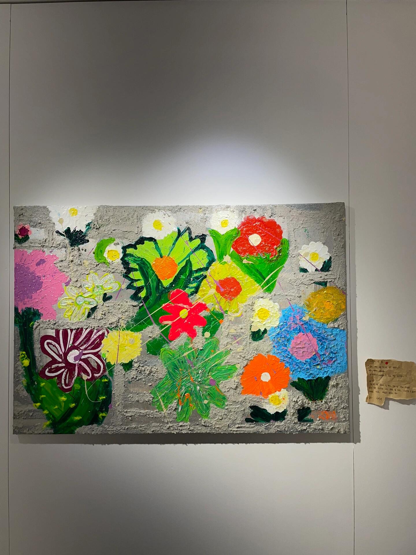 
                        泫雅的畫展：和她的穿搭一樣絢麗大膽????一直以來，泫雅的風(fēng)格都讓我著迷。從4minute的朋克搖滾風(fēng)，到solo時(shí)期的性感火辣，再到最近的色彩斑斕，她的每一次變化都充滿了大膽與創(chuàng)新。盡管外界有時(shí)會有質(zhì)疑聲，泫雅始終堅(jiān)持自己的生活方式和藝術(shù)追求，這種態(tài)度讓我感到非常鼓舞。這個(gè)暑假，我特意回到????首爾南山塔，參觀了泫雅的畫展。展覽雖小，卻有三四十件作品，涵蓋繪畫與裝置藝術(shù)。每一件作品都展示了她在同一時(shí)期的獨(dú)特風(fēng)格，而她親筆的說明文字也深刻地揭示了她的心路歷程。特別是其中一張作品，她提到是在經(jīng)歷心理疾病期間開始繪畫，不是為了成為藝術(shù)家，而是為了表達(dá)內(nèi)心的聲音。在最近的waterbomb音樂節(jié)上，泫雅也向大家展示了她的快樂狀態(tài)，讓粉絲們放心她現(xiàn)在的幸福生活??。我真心希望她能夠持續(xù)這份幸福與快樂??。??展覽地點(diǎn)：首爾南山塔4樓Gallery K????? ??? ??? 2? 1-3 YTN ???? 4F10AM - 7PM免費(fèi)入場展覽延長到7月31日#金泫雅 #泫雅 #藝術(shù)家金泫雅 #金泫雅開畫展 #首爾南山塔 #金泫雅Hyuna