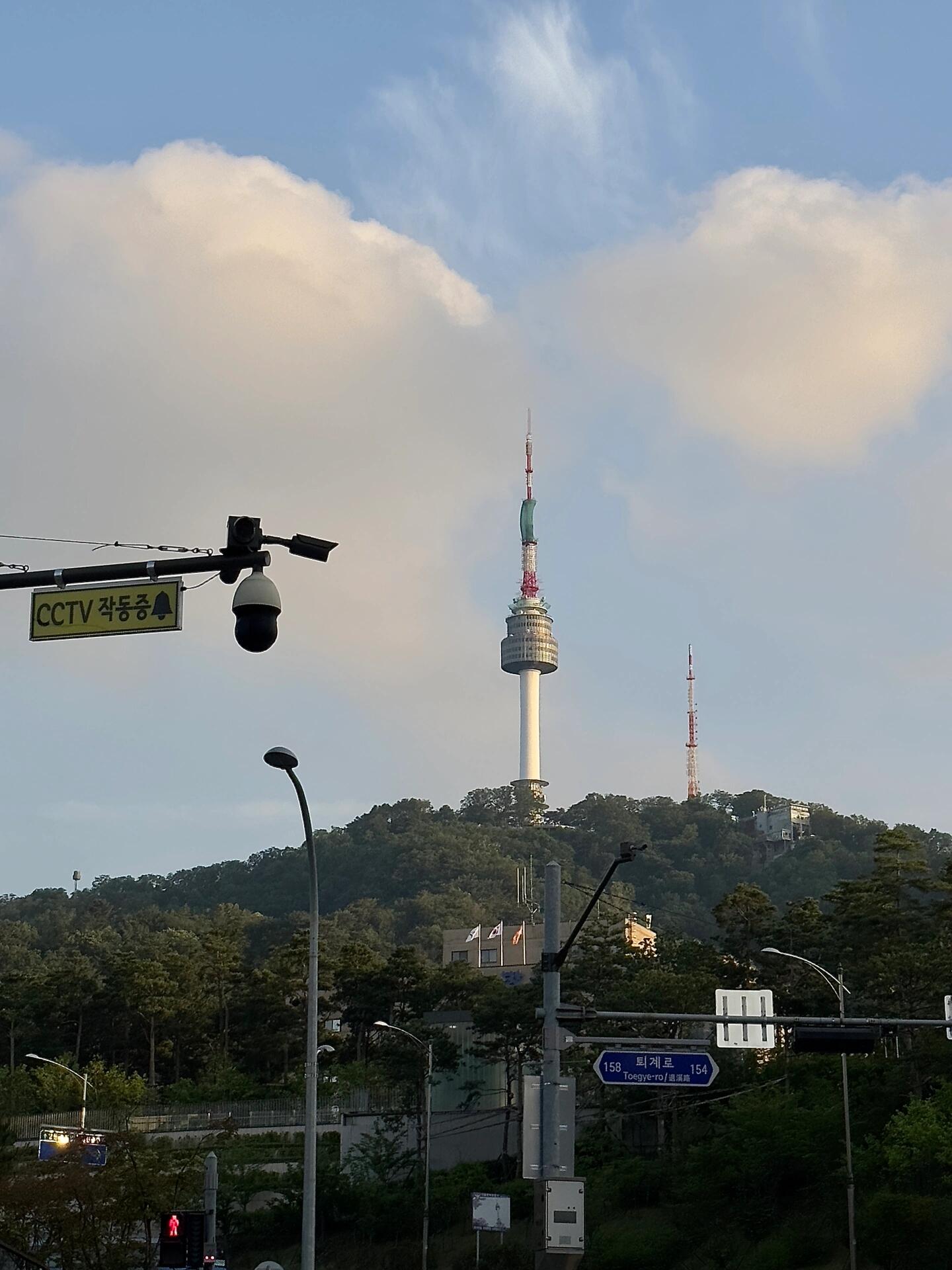 
                        好久不見Seoul時(shí)隔三年多這次住在忠武路的民宿離地鐵站超級近，窗外就是南山塔～??#首爾民宿 #首爾旅行 #明洞 #首爾南山塔