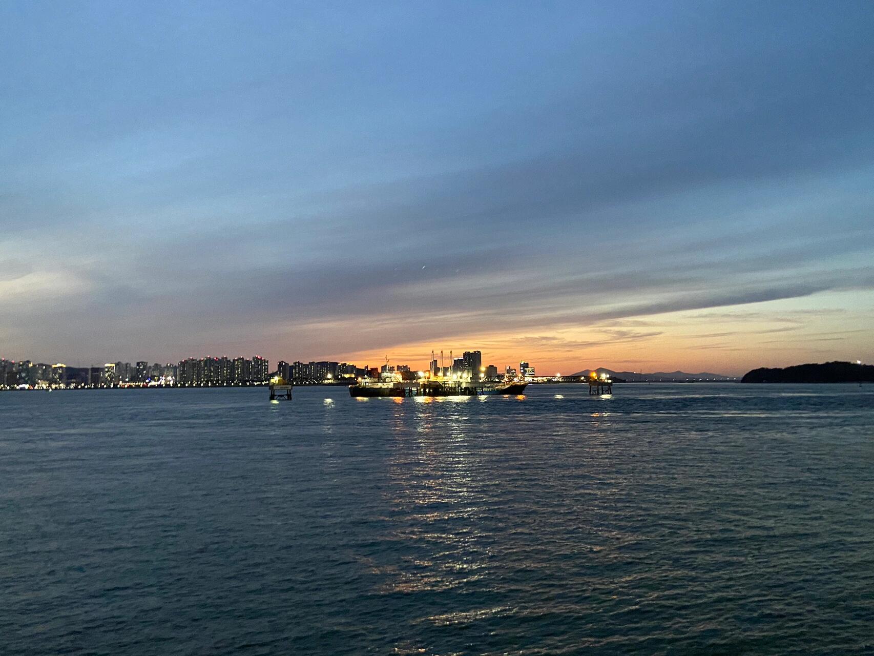 
                        ??韓國月尾島的秋日浪漫感覺生活終于開始回歸疫情前的寧靜節(jié)奏了?每個(gè)周末都能看到各式各樣的活動和表演，生活真的好豐富哦！上個(gè)周末和男友去了月尾島，那里的熱鬧真是超乎想象??我們還拍了那種超火的ins風(fēng)格黑白照片，感覺自己也變得有了那么點(diǎn)韓流明星的范兒??十月就要到了，是時(shí)候計(jì)劃一場浪漫的野餐約會了，嘻嘻????#韓國旅行 #月尾島 #秋日浪漫 #野餐計(jì)劃