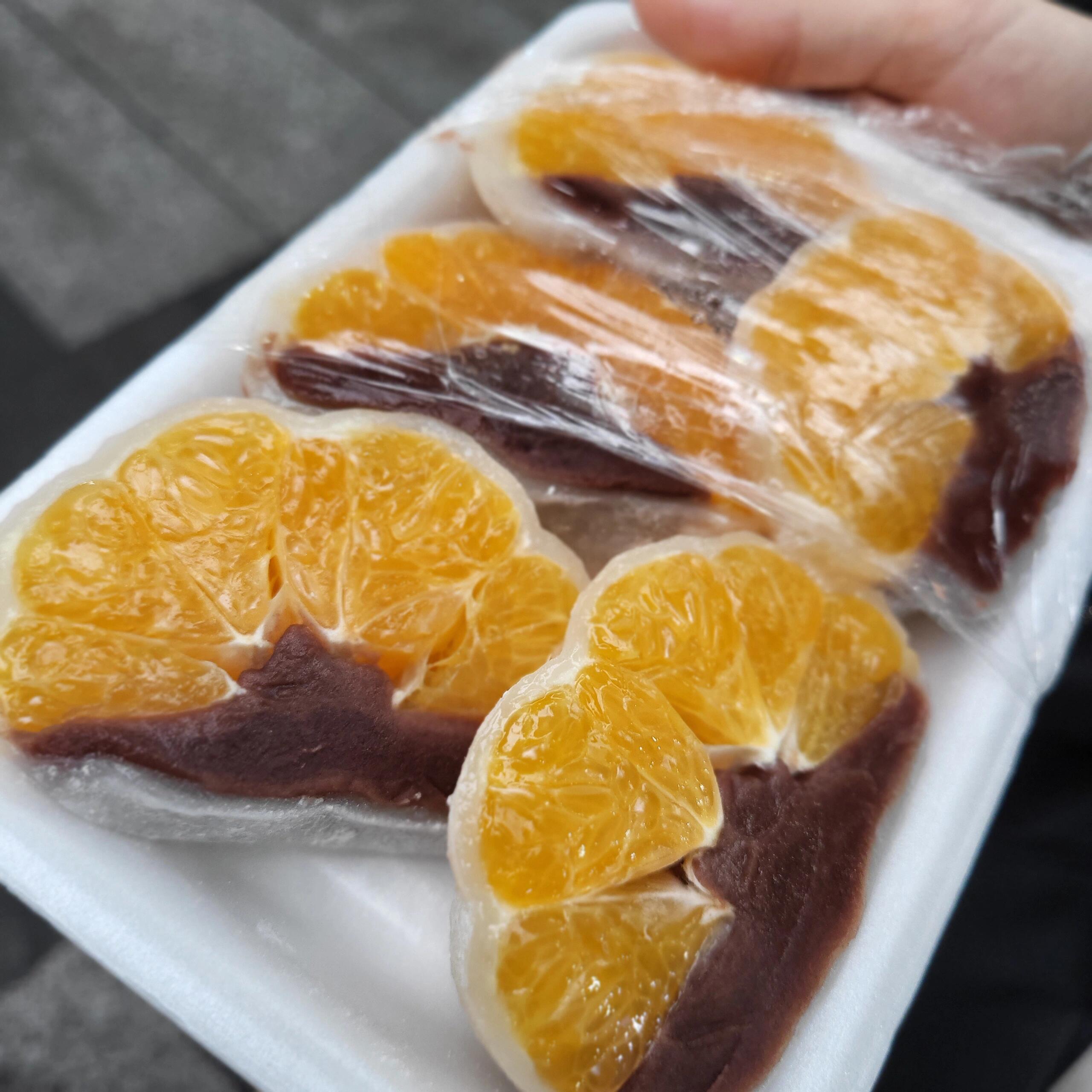 
                        ??濟(jì)州島探店 | 西歸浦市場的橘子年糕不容錯(cuò)過！大家好！今天要分享給大家一個(gè)在濟(jì)州島不可錯(cuò)過的美食小點(diǎn)心——橘子年糕！????之前在網(wǎng)上看到超多好評，說濟(jì)州島的橘子特別好吃，這家小店的橘子年糕更是必嘗美食！看了那么多贊不絕口的評論，我怎能不親自嘗一嘗呢？??為了這個(gè)美味，我特地坐了2小時(shí)的車從濟(jì)州市前往西歸浦市。店鋪位于西歸浦市場內(nèi)，一找到就迫不及待地嘗了！??年糕軟糯，搭配上甜甜的紅豆泥和鮮嫩的橘子，味道真的超級棒！而且一份只要5000韓元，兩個(gè)人分享剛剛好，性價(jià)比超高！????店面的標(biāo)志是一個(gè)三角窗，很容易找到。除了年糕，這里還有很多濟(jì)州島特產(chǎn)的伴手禮店，比起海邊的商店價(jià)格更親民哦！??總之，如果你來到西歸浦市，一定不要錯(cuò)過這家店！如果你住得比較遠(yuǎn)，那就要權(quán)衡一下啦！??#濟(jì)州島 #西歸浦 #濟(jì)州島美食 #橘子年糕 #濟(jì)州島特產(chǎn) #美食探店