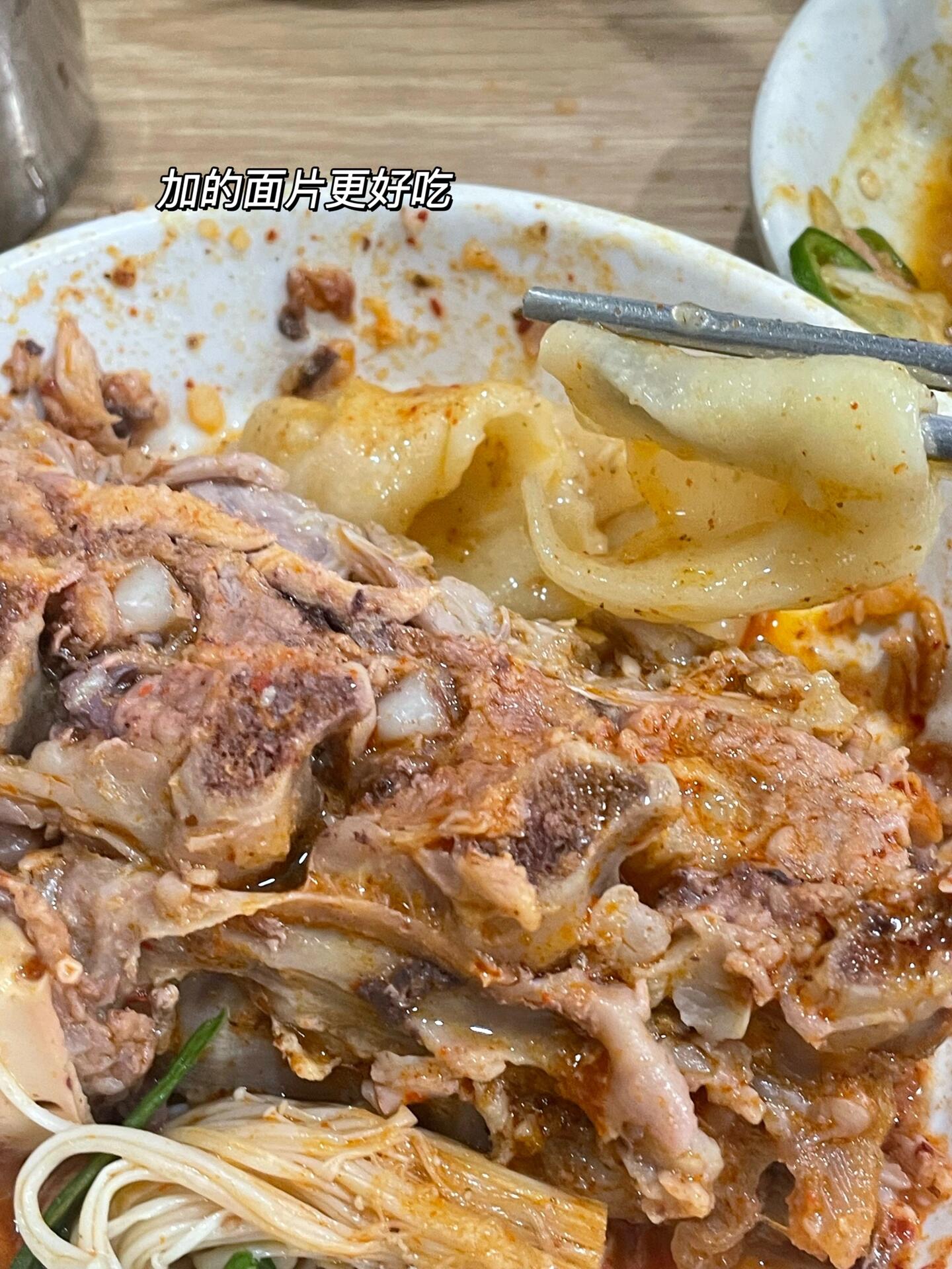 
                        ???? 圣水洞土豆脊骨湯的排隊(duì)奇觀！??準(zhǔn)備去圣水洞嘗嘗那里的土豆脊骨湯，到了現(xiàn)場，排隊(duì)的人潮讓我大吃一驚，心想這隊(duì)伍也太長了吧！??但走近一看，發(fā)現(xiàn)排隊(duì)的人進(jìn)店的速度還挺快的。所以各位看到長長的隊(duì)伍也不用擔(dān)心，排一排很快就能輪到你了！我們當(dāng)天排了大概半小時(shí)就進(jìn)店了。湯里的土豆和脊骨都燉得特別軟爛，味道超級棒！??特別推薦大家吃完脊骨湯后加點(diǎn)面片，更加美味入味！真的非常值得一試！#圣水洞 #跟我來探店 #韓國 #韓國料理 #首爾 #首爾探店 #首爾美食