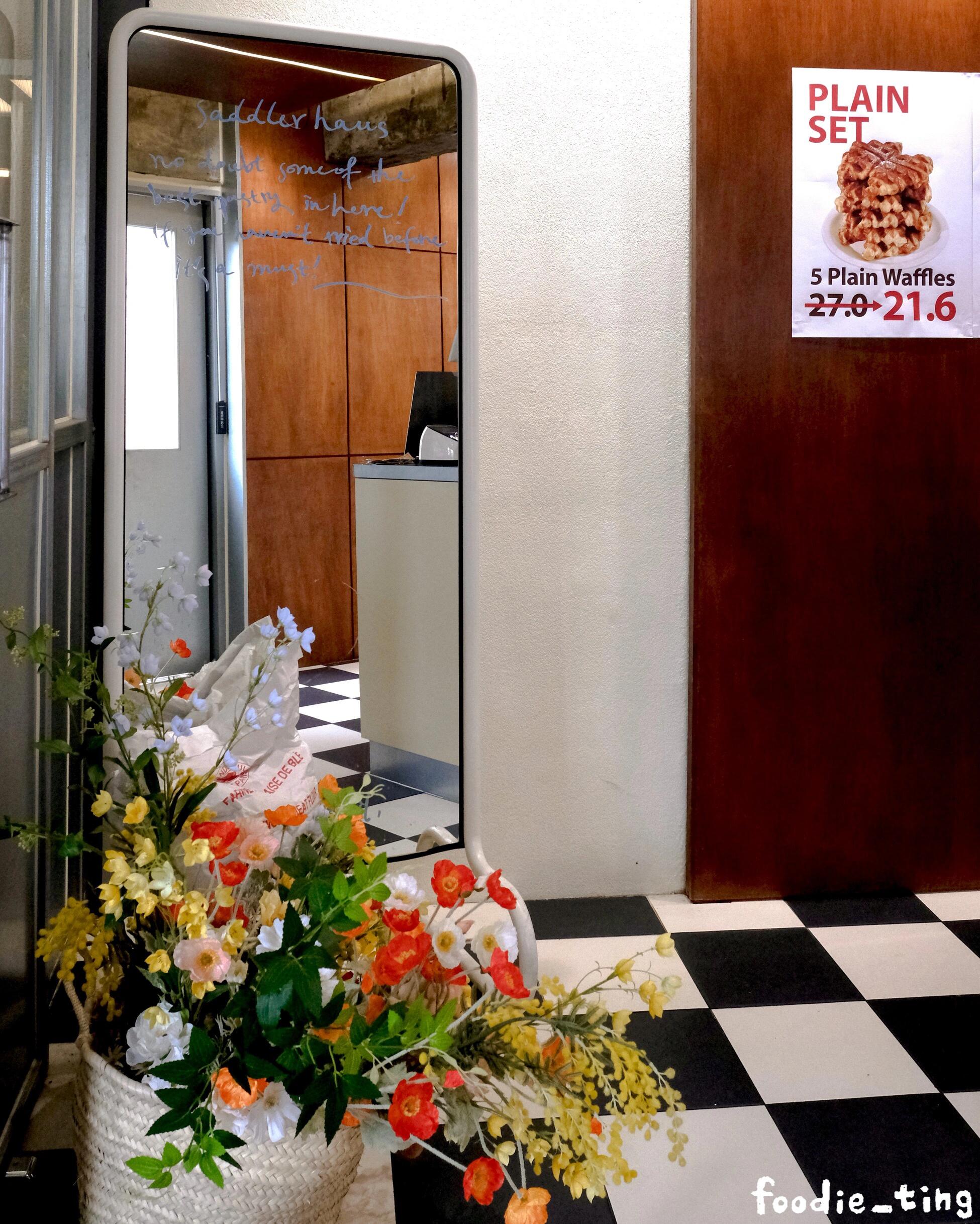 
                        ??首爾/Saddler Haus 驚艷的可朗芙?????? Salty caramel(?? ???) ?6300?? 4.1/5?? Saddler Spanner(??????) ?6500?? 4/5-????滑動查看更多，店內(nèi)環(huán)境超級好拍！??在首爾意外發(fā)現(xiàn)的美味可朗芙??，店內(nèi)氛圍也超級贊！#Saltycaramel看起來像華夫餅，但其實(shí)是可頌和華夫餅的完美結(jié)合????可朗芙外酥里嫩，香脆可口澆上海鹽焦糖醬，咸甜交織，讓人欲罷不能?????離開后，我還一直念念不忘它??#Saddlerspanner在韓國咖啡館不知道點(diǎn)什么？試試同名飲品Saddler Spanner吧！以拿鐵為基底，上層奶油綿密如云??這家咖啡館位于新沙洞，逛累了來這里休息簡直完美????-?? ?? ??? ????17? 10 B1? 11:30～20:00?? 地鐵新沙站(???)8號出口?? 最低消費(fèi)一杯飲品-?? #韓國美食 #韓國咖啡廳 #首爾美食 #首爾咖啡廳 #首爾探店 #韓國 #首爾 #可朗芙 #新沙洞林蔭路 #新沙洞探店
