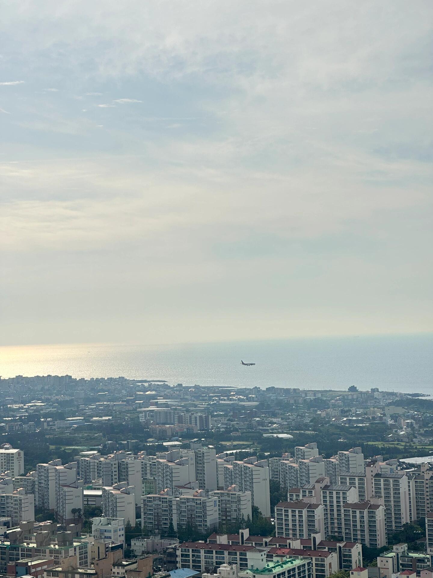 
                        去韓國????濟州島白本絲滑入境有問必答。啊思密達，第一次去韓國????，護照是白本也能絲滑入境哦。海關的眼睛可是賊亮，能分辨你是來旅游的還是打黑工的。準備好往返機票和酒店信息。這可是出國最最最便宜的機票，才幾百塊，升個艙也只要?150塊。從上海浦東飛??，大概50分鐘，看飛行員???????的技術了。如果天氣不好，可能會原地踏步或者飛回上海，hahaha...聽說春秋航空挺666，下雨天也能飛??。需要的時候手機截圖打開給工作人員看就OK啦。#韓國入境 #韓國濟州島 #韓國 #韓國旅游