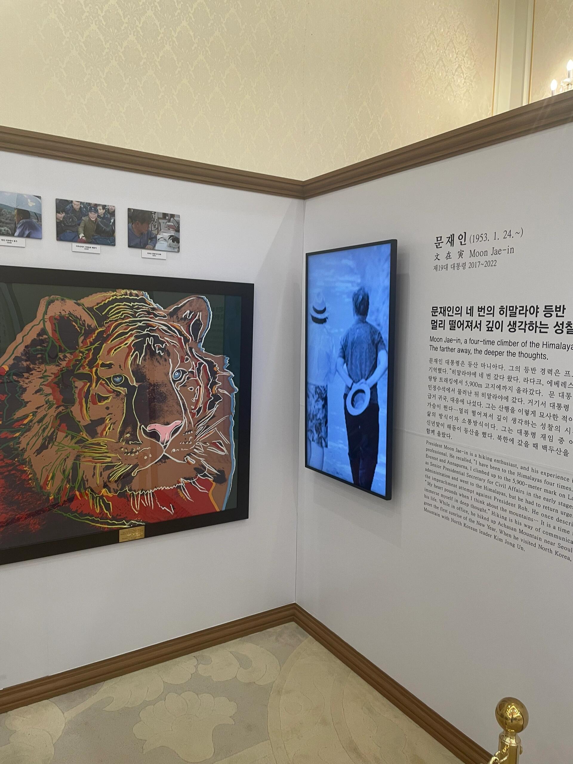 
                        探秘韓國的心臟地帶?#青瓦臺大家好，今天我要和你們分享我的韓國之旅中的一個特別經歷——我竟然親臨了韓國的總統府，青瓦臺！???這不僅僅是一次簡單的參觀，它是一次深入了解韓國政治文化的機會。青瓦臺不只是一個政府建筑，它代表了韓國的權力中心，見證了韓國歷史上許多重要的決策時刻。????走在青瓦臺的走廊上，我仿佛能感受到歷史的厚重，每一塊瓦片，每一扇門都承載著故事。而且，這里的建筑和園林設計也非常獨特，完美地融合了傳統與現代，讓人不禁贊嘆。如果你對韓國的政治或歷史感興趣，那么青瓦臺絕對是一個不可錯過的地方。它不僅能讓你更加貼近韓國的政治脈動，還能讓你感受到韓國文化的魅力。??下次來韓國旅游的時候，別忘了把青瓦臺加入你的行程哦！#韓國旅行 #韓國文化