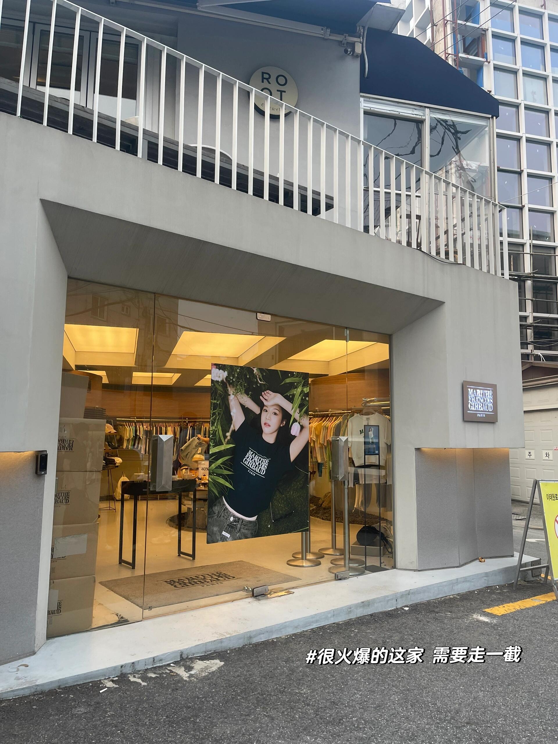 
                        ???首爾逛街PLOG2——漢南洞實際體驗????之前看說漢南洞逛街的有好有壞，實踐得出的結論是：一定要做計劃再去逛才能把想要的店鋪逛完！也就是細心的人去比隨性的人逛會覺得好逛！隨性的人可能會找不到店一定要做這一步：可以提前把想要去的店在NAVER地圖上全部搜索且收藏，你就可以看到自己的路線，去下一家點擊到達就有路線指引了，且不會走重復路線可以從漢江鎮地鐵站3號口出來整體分為三個逛區：1、grove在裝修2、nothing written 閉店沒開3、去下一家之間會路過有名的milestone咖啡，可以去試試維也納咖啡，很好喝！4、awesome needs 一家買帽子的店，設計款然后第二個逛區進入到一條筆直的主路，有很多小店5、low coffee 適合外面拍照6、cosmic mansion 香水店，他們家香袋比較有名7、mardi mercredi 有名的花T恤，轉角邊上還有一家大的，也是他們家飾品店8、ept 賣鞋的，就在一起9、rockfish 英國雨靴店，店面配色好好看！可以去試試看中間還有一些品牌不是很出名的小店也可以看看，再直走上坡有條橫著的直路，有幾家店10、EMIS 小店（這里是他們家小店，大店需要使用導航）小店東西很少，像個倉庫11、depound 這家店在去往EMIS大店的一條路口邊12、EMIS大店，這個得沿著路下坡過馬路走一截，需要導航才找到然后逛完這個區，如果還有勁兒可以乘坐電梯到大馬路邊有一條逛街的地13、onfiction 香水香氛，他們家小貴14、hince 有名的氣墊粉餅15、marithe 熱賣的一家品牌如果后面還去汝矣島的話可以不用花時間走過來這邊第三個區有點遠，且熱門品牌不多但這邊生活區本地人氛圍濃厚，有些CHILL的餐廳PS: 還可以在NAVER上注意每家店營業時間，一般周一不開門，然后大部分營業時間是11:00——20:00 （不排除有的更早）#韓國逛街 #首爾探店#首爾旅行 #首爾逛街 #漢南洞