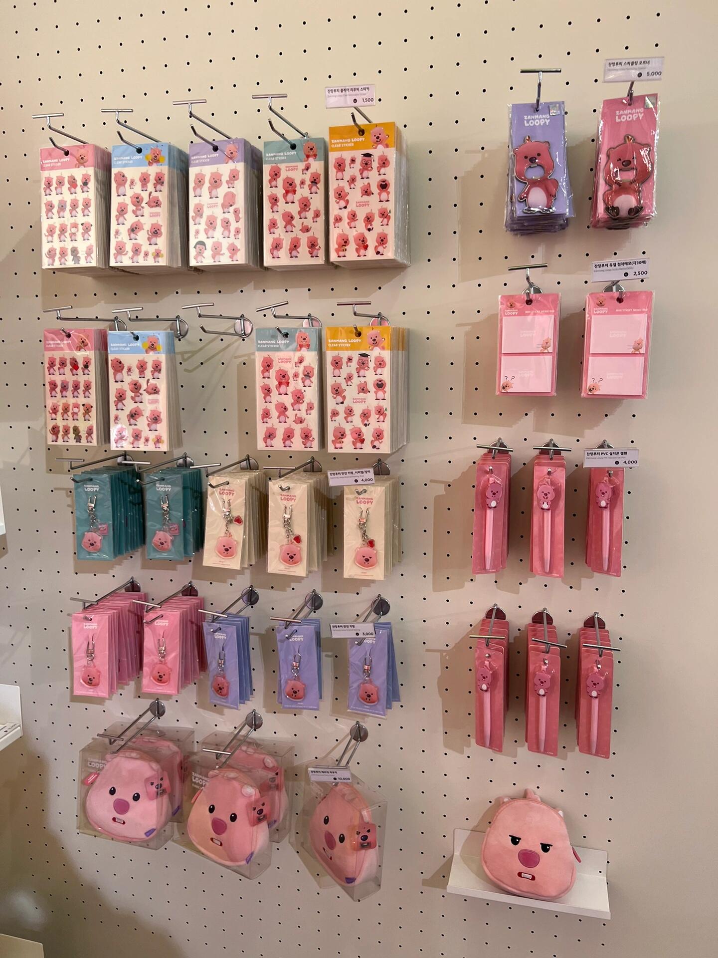 
                        韓國首爾弘大新開Loopy店，快來打卡吧！????地址：首爾市麻浦區楊花路162號，好人們大廈1至3層??地鐵：乘坐2號線至弘大入口站，從8號出口出來就到啦！??探店小貼士：位于Kakao旗艦店的二樓，Loopy新店鋪占據了一大片區域，空間寬敞，布置精美，還有互動環節哦！自從旅游業恢復后，Kakao對店鋪進行了精心的重新裝修，現在的體驗感真的是一級棒！??#韓國 #韓國生活 #韓國留學 #韓國留學生 #韓國留學生日常 #韓國留學生美食 #韓國留學生活 #韓國Loopy #Loopy探店 #Loopy新店 #Loopy玩偶 #Loopy周邊 #Loopy表情包 #Loopy代購 #小海貍Loopy快來感受Loopy的魅力，和小海貍一起留下美好回憶吧！????