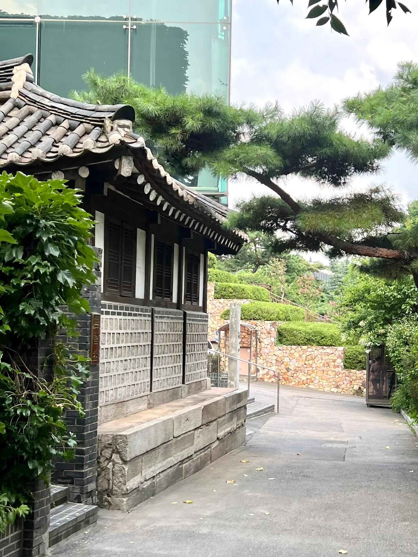 
                        ????來一份韓式傳統糕點下午茶吧??只有在韓國才能體驗的韓式傳統茶屋??除了咖啡廳，韓式傳統茶文化也超級推薦??這家店名為『合』的韓式茶屋主打手工糕點，只要選擇飲品就會附上當日的韓式茶點??我這次選了冰涼的青橘茶??當天的糕點是??藥果?黃豆粉年糕?糯米甜糕?堅果能一次吃到各種的傳統茶點性價比很高????朋友選的則是柚香紅豆冰????紅豆冰中很特別的加入柚子醬，柚子的清香可以說是神來一筆剛好化解紅豆的甜膩??點紅豆冰也會附上年糕跟牛奶熬煮的冰甜粥除了內用，店裡還有賣各式年糕茶點禮盒??用來當伴手禮也是不錯的選擇????3號線安國站3號出口步行5分鐘????????????青橘茶糕點套餐??? ???????15000????柚香紅豆冰 ??????15000??店名: ? ???地址: ?? ??? ??? 83 ?? 2?營業時間:12:00-18:00＊本原創內容非經同意，禁止轉載?#韓國日常 #韓國美食 #首爾美食 #首爾探店 #首爾生活 #吃貨在首爾#韓國旅游 #首爾旅游 #韓國自由行 #首爾自由行#韓國地陪翻譯 #韓國翻譯 #韓國地陪#首爾地陪翻譯 #首爾地陪 #韓國傳統茶 #韓式糕點#首爾咖啡廳 #韓式茶點 #藥果 #韓國手工點心