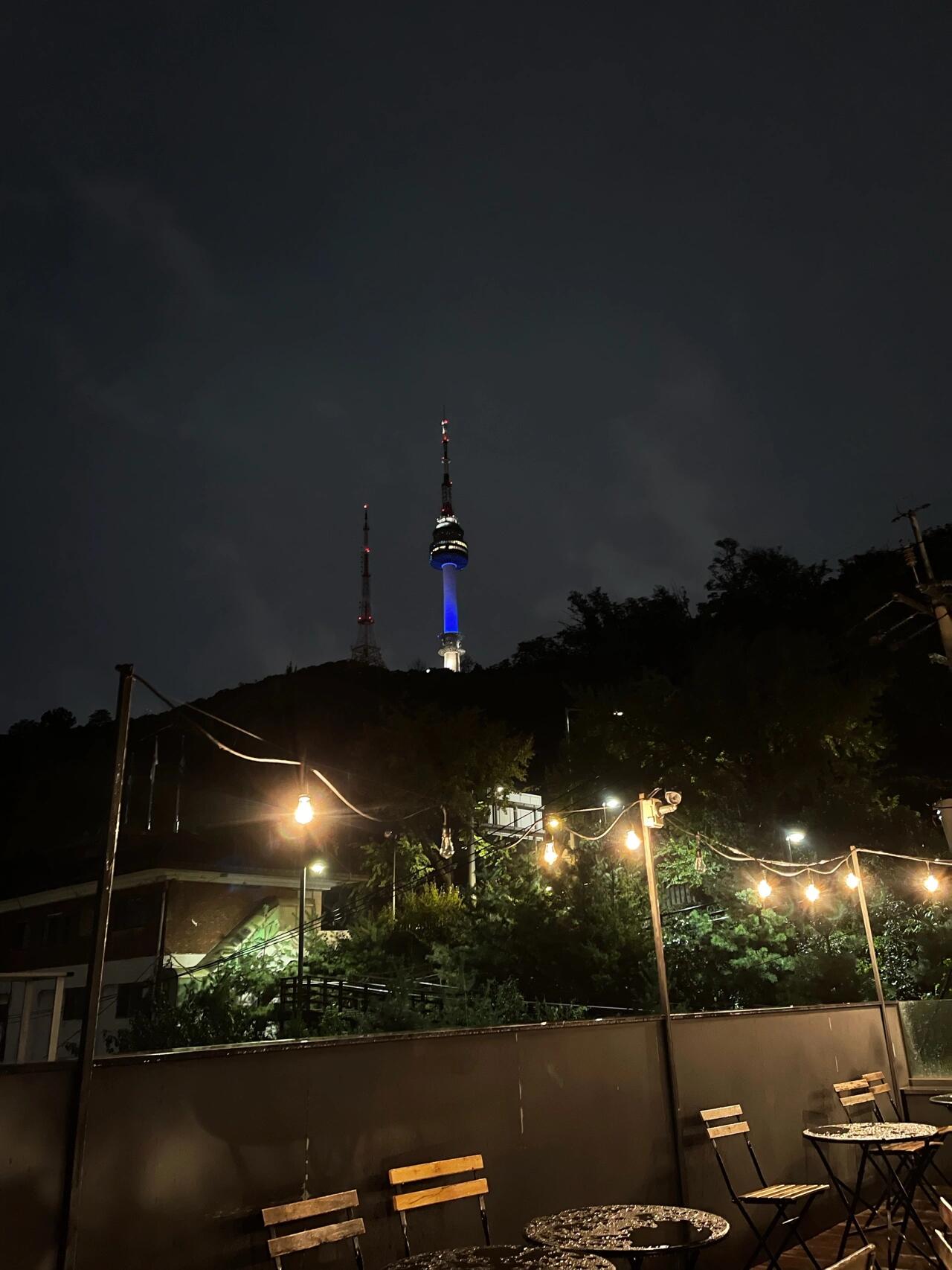 
                        首爾必吃漢堡?? NCT愛店 探店日記 南山美景夜??今天也是劃拉劃拉的一天，終于踏進了NCT愛吃的漢堡店??！雖然首爾的天空突然飄起了小雨??，沒能坐在戶外享受美食，但心情依舊不打折，開心打卡是必須的????圖1??一眼就能認出的門面，店名：????????圖2??沿著這條樓梯走上去，別擔心，導航沒帶你走錯路??圖3??聽從服務員的推薦，點了漢堡、薯條?雞翅，味道真是棒極了！??圖5??店內的溫馨座位區??圖8??戶外座位搭配迷人的夜景????圖9??還能遠眺南山塔的璀璨?這家店絕對值得一試，不僅僅是因為美味的漢堡，還有那迷人的夜景，下次還會再來的好店?????? #首爾探店 #首爾美食 #NCT同款 #吃什么 #漢堡 #首爾南山塔??地址：?? ??? ???20? 45 1? (?)04328???♀?地理位置：后安洞 406-55（靠近淑明女子大學站??入口站2號出口，跟著導航走就到啦）我們選擇步行前往，全程大約1.3公里，輕松愉快，不必擔心交通問題??????