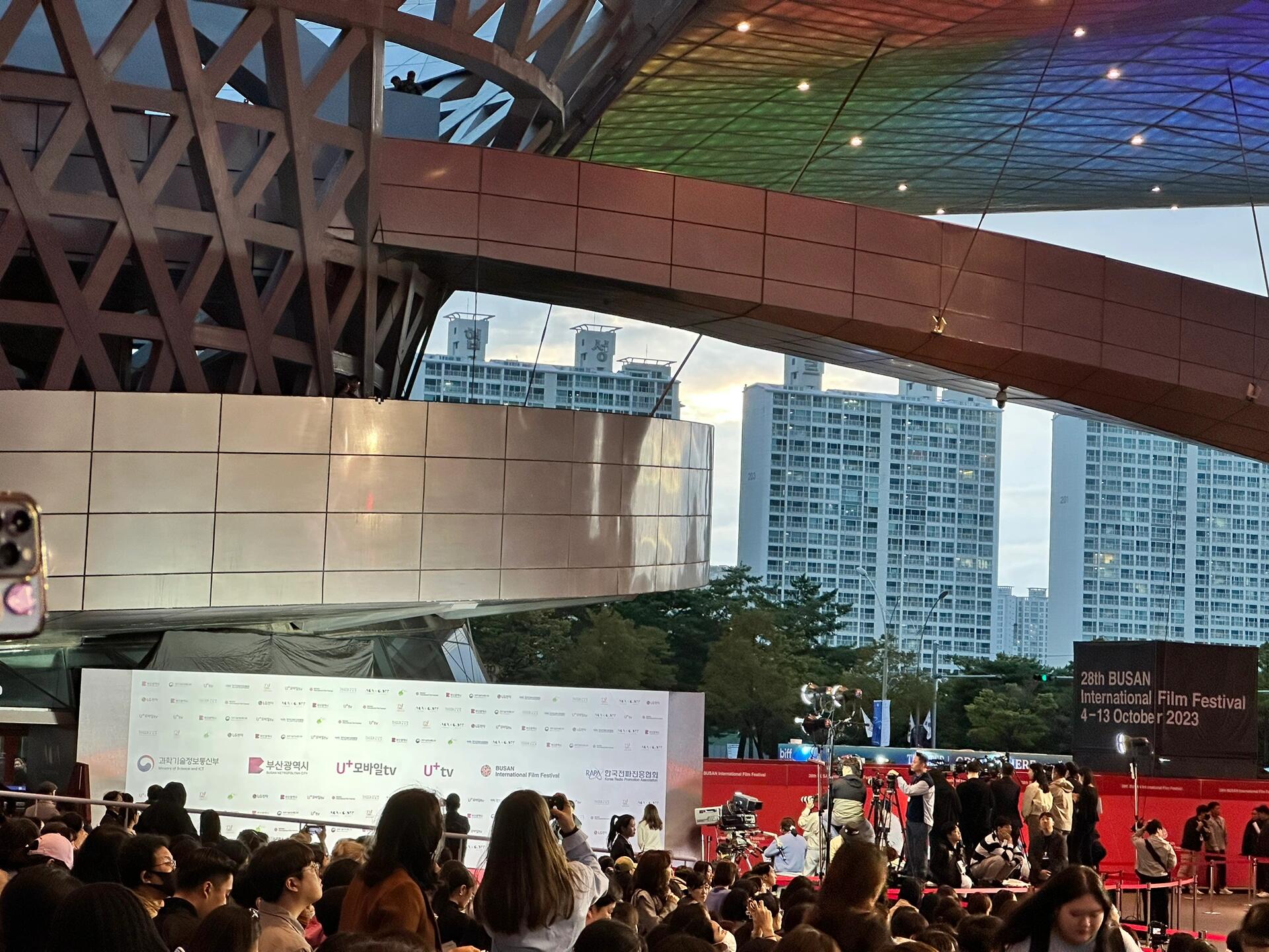 
                        2023 釜山國際電影節BIFF 頒獎典禮恭喜文俊輝拿獎?? 果然又帶團，這下電影圈全都知道你們Seventeen下個月comeback啦！見到妍珍吶～看看明年見啦～#釜山國際電影節 #28屆釜山國際電影節 #電影節 #釜山 #文俊輝 #妍珍 #樸智妍 #電影 #頒獎典禮
