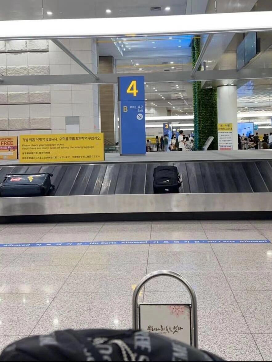 
                        ??仁川機場新通道體驗外國人現在可以使用韓國人通道入境了嗎？??只需掃描護照和錄入指紋，免去了長時間排隊的煩惱，真是太便捷了！??#韓國 #仁川機場 #韓國留學生 #韓國入境 #留學韓國