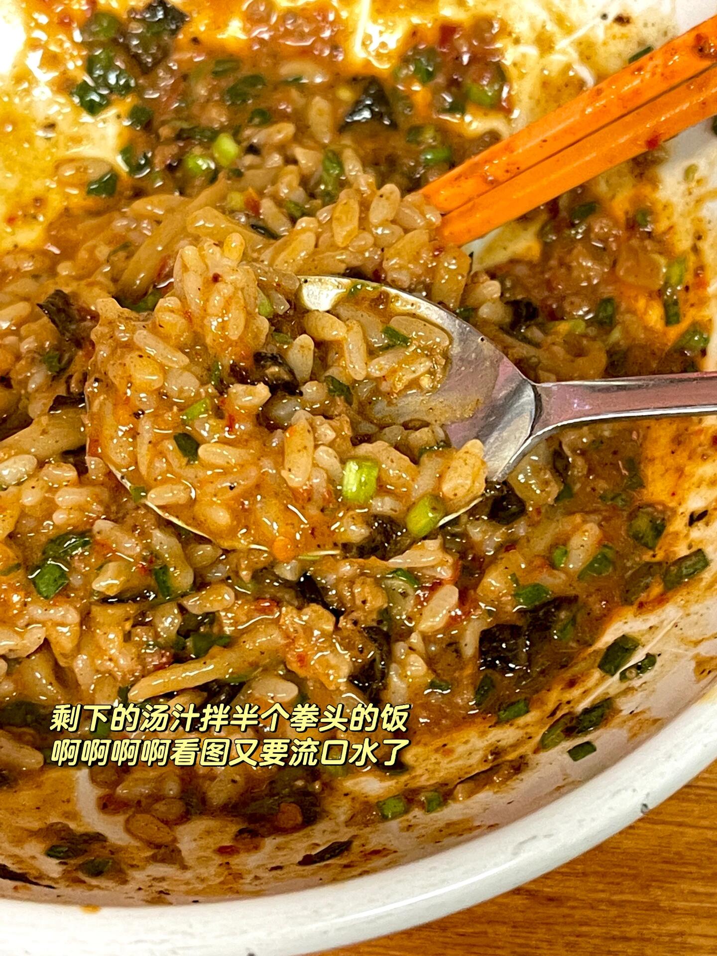 
                        ????美食｜一口裹滿湯汁黏黏糊糊的日式拌面之前朋友帶來吃了這家日式蕎麥面之后不到一個月我帶著認識的朋友又來第二次打卡?? 這家店在韓國人氣超高，我去了兩次每次都要排隊。break time到下午5點幾乎20分鐘前就開始排隊了（根據分店位置可能有不同）??他家的面點只有圖二的四款，建議去吃的uu直接盲點招牌日式蕎麥面??????11000?拌開以后湯汁比想象中的要多，愛吃辣的uu一定要狂甩它家的辣椒油，長得和國內的油潑辣子一樣，可以增加一絲咸味和辣味！本重口味星人太愛了！???吃完之后可以直接和小哥要一份米飯，分量只有不到半個拳頭的大小是免費的喲！觀察了一下店內幾乎所有人，最后都會追加一份，不要覺得罪惡哈哈哈 拌在剩下的湯汁里可以剛好清空！！！??店名：????這家是連鎖店，大家可以直接搜索順路的店去就好了我去的是惠化那家和景福宮那家～#韓國美食 #韓國美食探店 #韓國美食推薦 #韓國生活 #留學韓國 #美食 #美食日常 #美食分享 #韓國弘大 #惠化大學路 #韓國景福宮 #旅行中的地道美食 #筆記靈感 #吃貨薯看這里