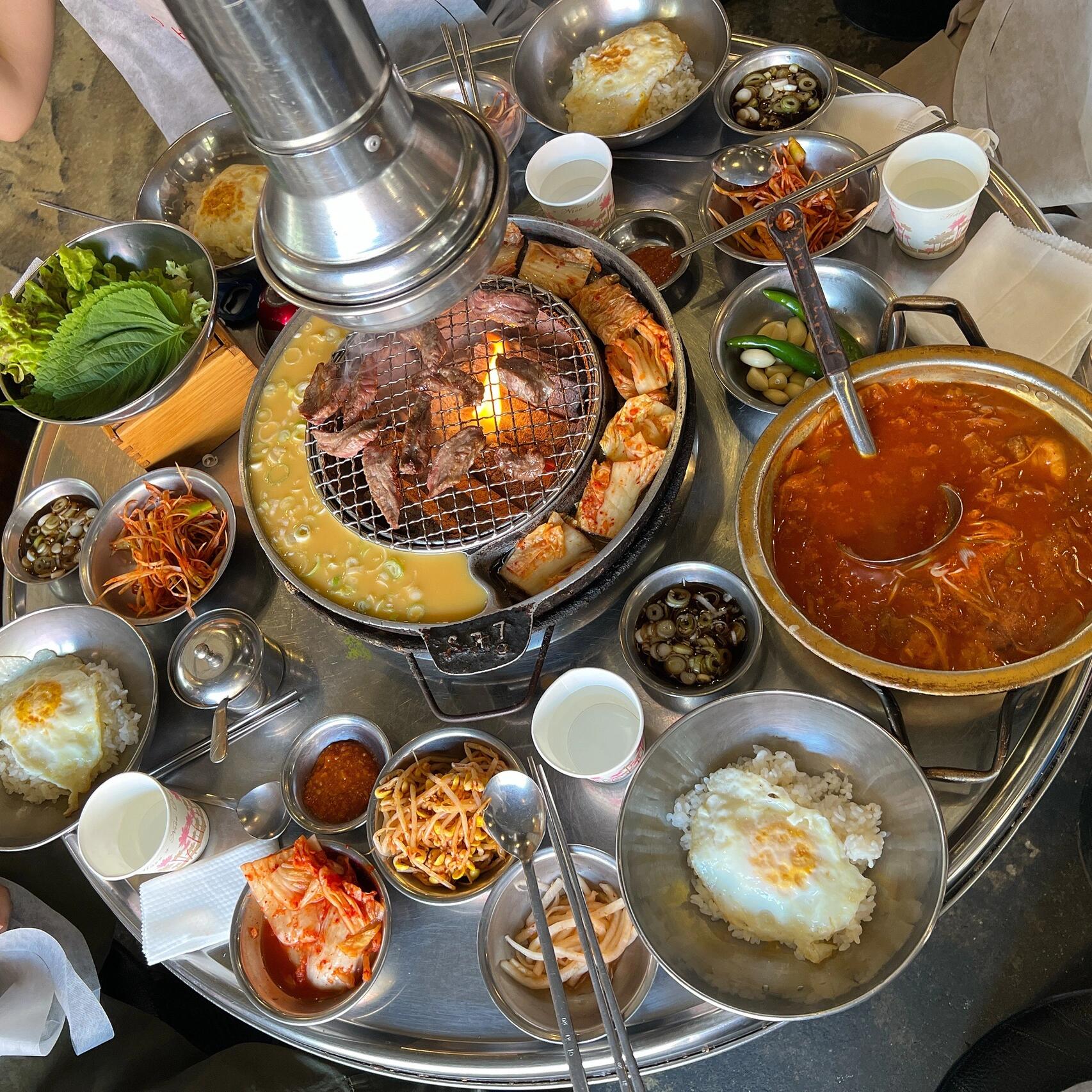 
                        釜山美食探索??/海云臺烤肉伍班長體驗剛抵達釜山的我們，選擇了這家超贊的烤肉店作為旅程的第一餐！??? 記錄時間：2022年5月24日下午三點！烤肉的味道簡直太棒了，肉質鮮美，泡菜也特別入味，而且泡菜湯里的肉塊超級大，完全沒有剪開，吃起來超級過癮！?? 只是雞蛋里的蔥稍微少一點就完美了。服務方面可能因為我們去的不是正餐時間，感覺服務員有點小情緒，但不影響我們的美食心情。??還有門口那只貓貓超級可愛，給我們的用餐體驗加分不少！??總的來說，這是一次非常棒的用餐體驗，美味是最重要的，完全符合我們的期待！??店名：???/伍班長??地址：海云臺區佑洞 542-11??人均：16000韓幣#釜山美食 #釜山 #釜山旅行 #釜山探店 #釜山攻略