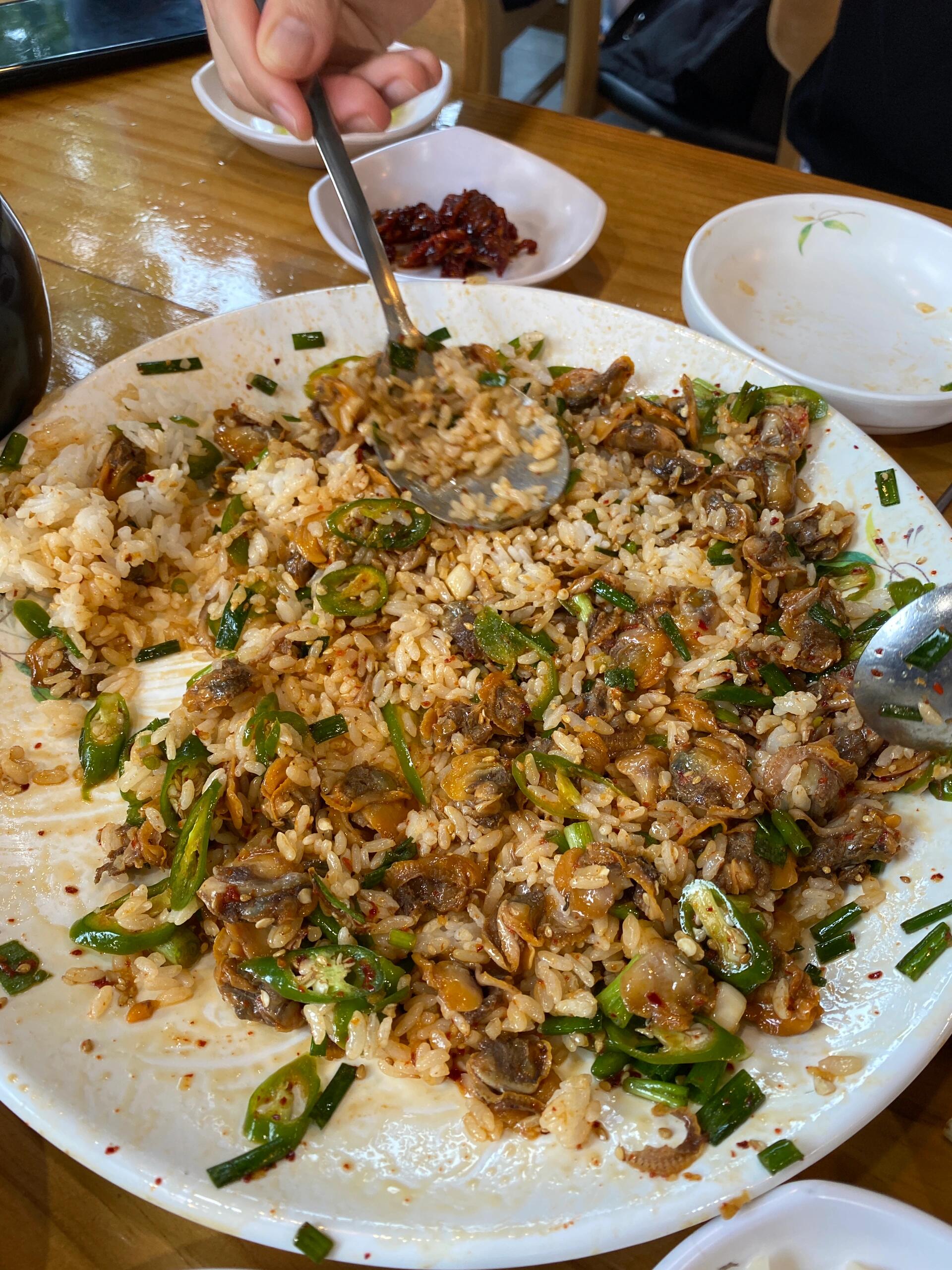 
                        ????江陵｜不可錯過的毛蚶拌飯~??????江陵必吃榜之一 ??毛蚶拌飯一下高鐵，就直奔這家啦我們點了一份???????，??35000韓元兩個人吃份量也很足哦（后面還追加了一碗??吃到肚歪不過我以為會是熱的，實際毛蚶都是涼拌的，米飯是熱滴，拌在一起溫溫的感覺吃著有濃郁的香油味和一點蘇子葉的味道搭配店家送的海帶湯真的超級好喝哦店名??：???????地址??：?? ??? ??? 2255?? ??? 1155#韓國江陵 #江陵美 #韓國美食 #韓國旅 #韓國美食推薦 #韓國自由 #韓國 #江陵 #小紅薯給流量