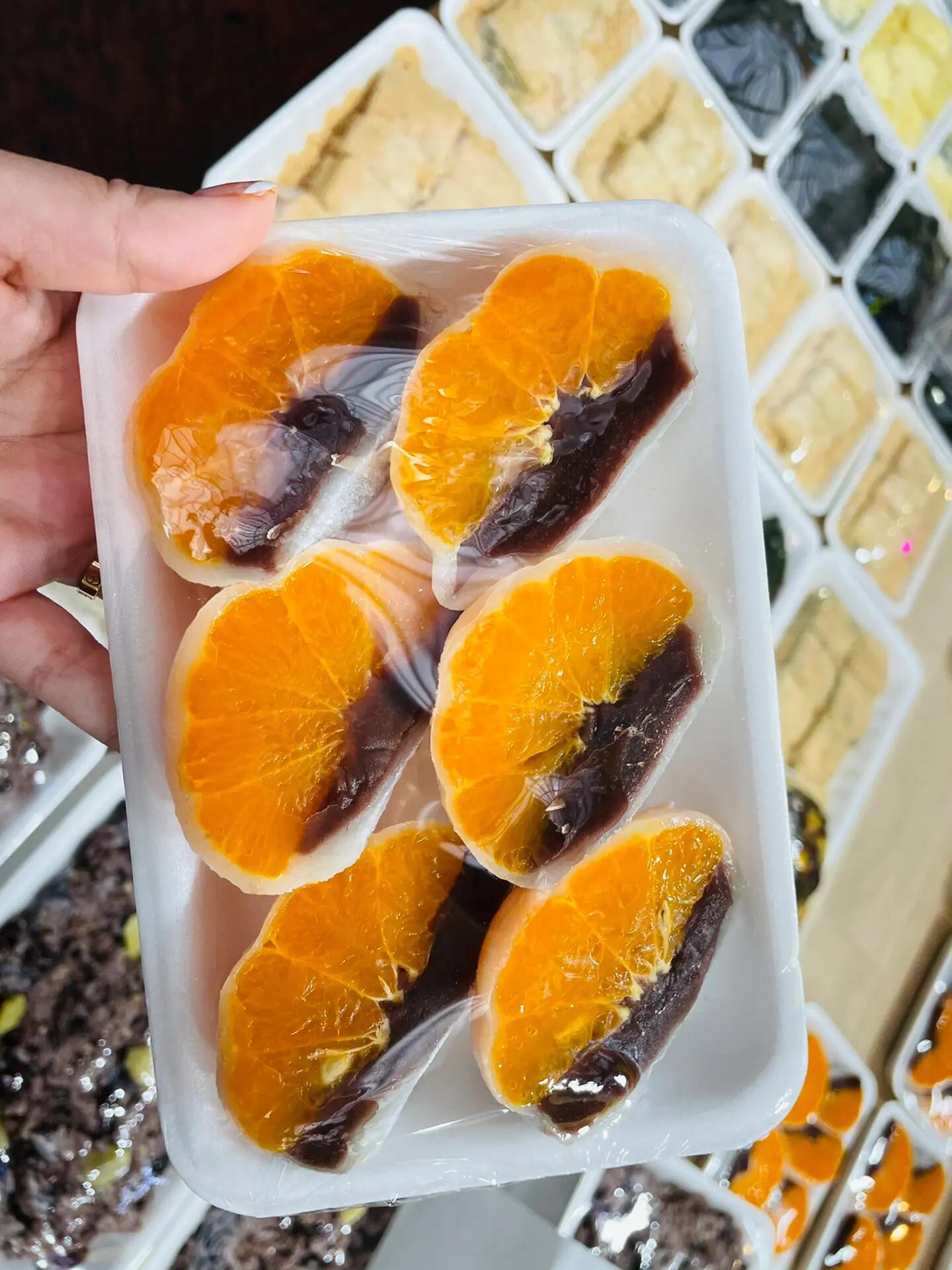 
                        純干貨分享|超級具體濟州島南線旅游??攻略！結束了在濟州島的美妙旅程，我來給大家帶來南線的超詳細攻略啦！??因為景點分布比較散，還是選擇了包車游，價格是1000元人民幣一天哦。??首站來到了超可愛的泰迪熊博物館??，門票是12000韓幣/人，里面有三層樓的展覽可以逛，從下往上看最合適，超適合喜歡少女風的小姐妹和家庭游呢，還有戶外區域可以拍照留念，千萬別錯過哦！??地址：濟州特別自治道西歸浦市中文觀光路110街31 穡達洞??接下來，泰迪熊博物館對面就是信不信由你博物館，但現在變成了畫展場所，不再是之前小紅書上分享的那種新奇體驗了，想專程來打卡的小伙伴們注意啦！不過外觀還是很有特色，適合拍照??，一樓的星巴克可以坐坐喝杯咖啡，還能買到一些國內少見的杯子哦????地址：西歸浦市穡達洞2864-2??第三站是天地淵瀑布，雖然比起國內的瀑布小了點，但作為南線的標志性景點之一，還是值得一去的，門票也很親民，只要4000韓幣/人。這里植被茂密，空氣清新，門口的芝士章魚燒超級好吃，不要錯過呀????地址：Cheonjiyeon Waterfall, Seohong-dong, Seogwipo-si??第四站，我們來到了西歸浦市超火的燉帶魚店！烤帶魚也是絕了！小菜可以吃到撐，性價比超高，人均兩百多就能吃得很滿足????地址：?? ???? ??? 45 ??????最后一站是偶來市場，這里特別有名的就是橘子??大福！經過幾次的嘗試，終于買到了心心念念的橘子大福，而且還是買了一大堆帶回國的那種！市場的布局和衛生都做得很好，有各種特產、伴手禮、海產品，還有咖啡店和小餐館，應有盡有????地址：西歸浦市中央路62號街18號#旅游攻略 #博物館 #值得一去的博物館 #周末去哪兒 #遛娃好去處 #濟州島 #濟州島旅行 #韓國濟州島 #濟州島美食 #濟州島探店 #濟州島旅游 #濟州島旅行攻略 #濟州島旅游攻略 #韓國 #韓國入境 #韓國料理 #韓國美食 #韓國美食探店 #海鮮 #韓國市場 #帶魚 #泰迪熊 #瀑布
