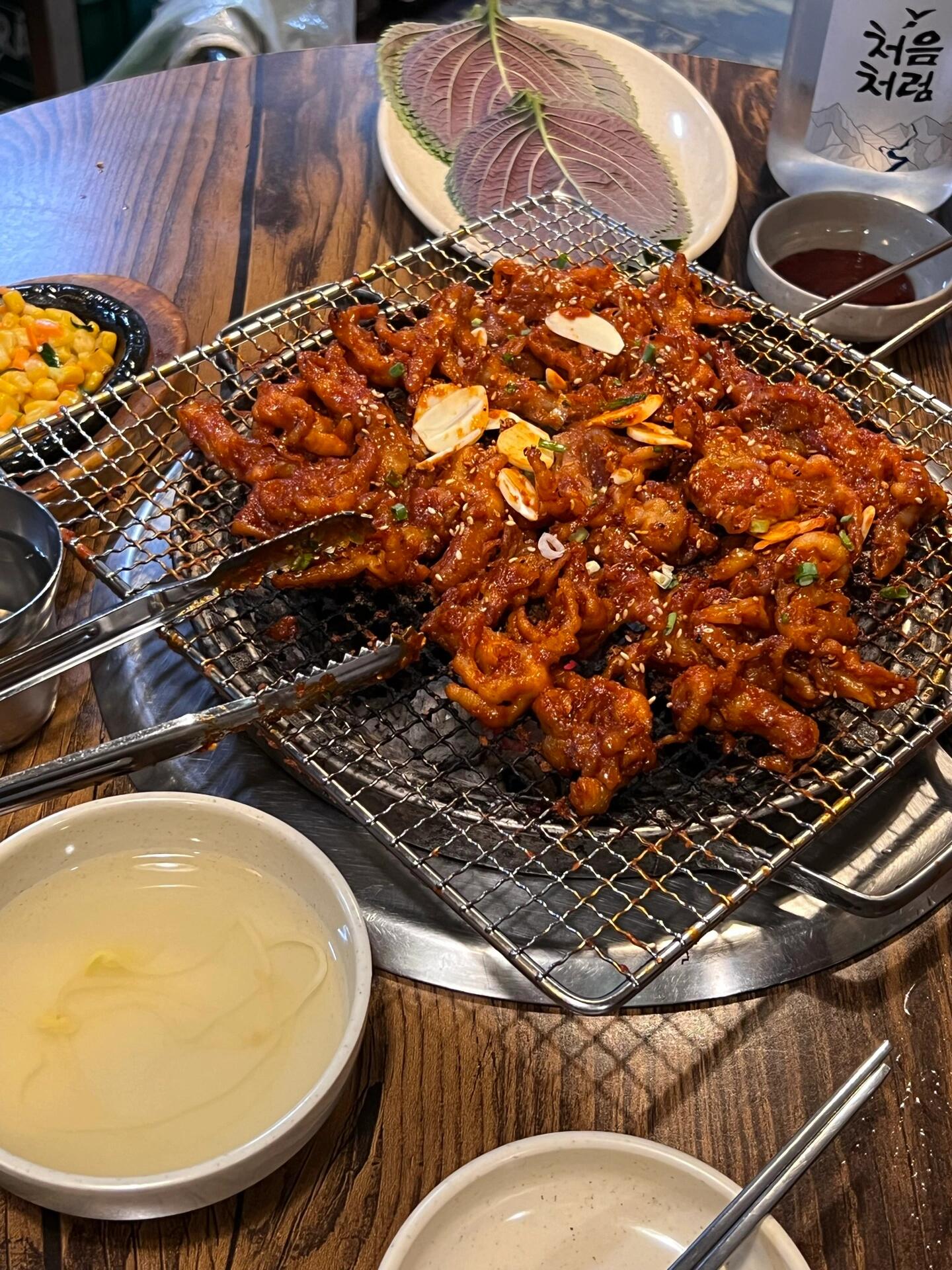 
                        ????辣雞爪控必去打卡地！??這家無骨鳳爪的人氣爆棚，90%都是當地饕餮們的打卡圣地！??記得早早出發，不然等位要等到天荒地老！上周末我7點到，排到8點半才坐下，店內只有十幾張桌子哦！????第一張圖是我點的無骨鳳爪，小辣級別！味道不是那種單一的辣醬，真的是美味到讓人停不下來！最棒的是無骨，還帶點Q彈，超適合我這種愛吃不愛費勁的人！????第二張是辛辣面，總感覺韓國大廚的手藝格外地道，每次都能煮得恰到好處！????第三張是紫菜飯團，簡直就是無餡版的紫菜包飯，味道也是棒棒噠！??店里的卷蛋也很受歡迎，不過我們兩個人吃不下，就沒嘗試。人多的話可以考慮點來嘗嘗！????人均消費：75-100元???店名：???????地址：首爾市???????22?3 1?（走路大約10分鐘到十里站）???營業時間：下午3點半到晚上10點40分#辣雞爪 #首爾美食 #首爾晚餐 #韓國美食 #無骨雞爪