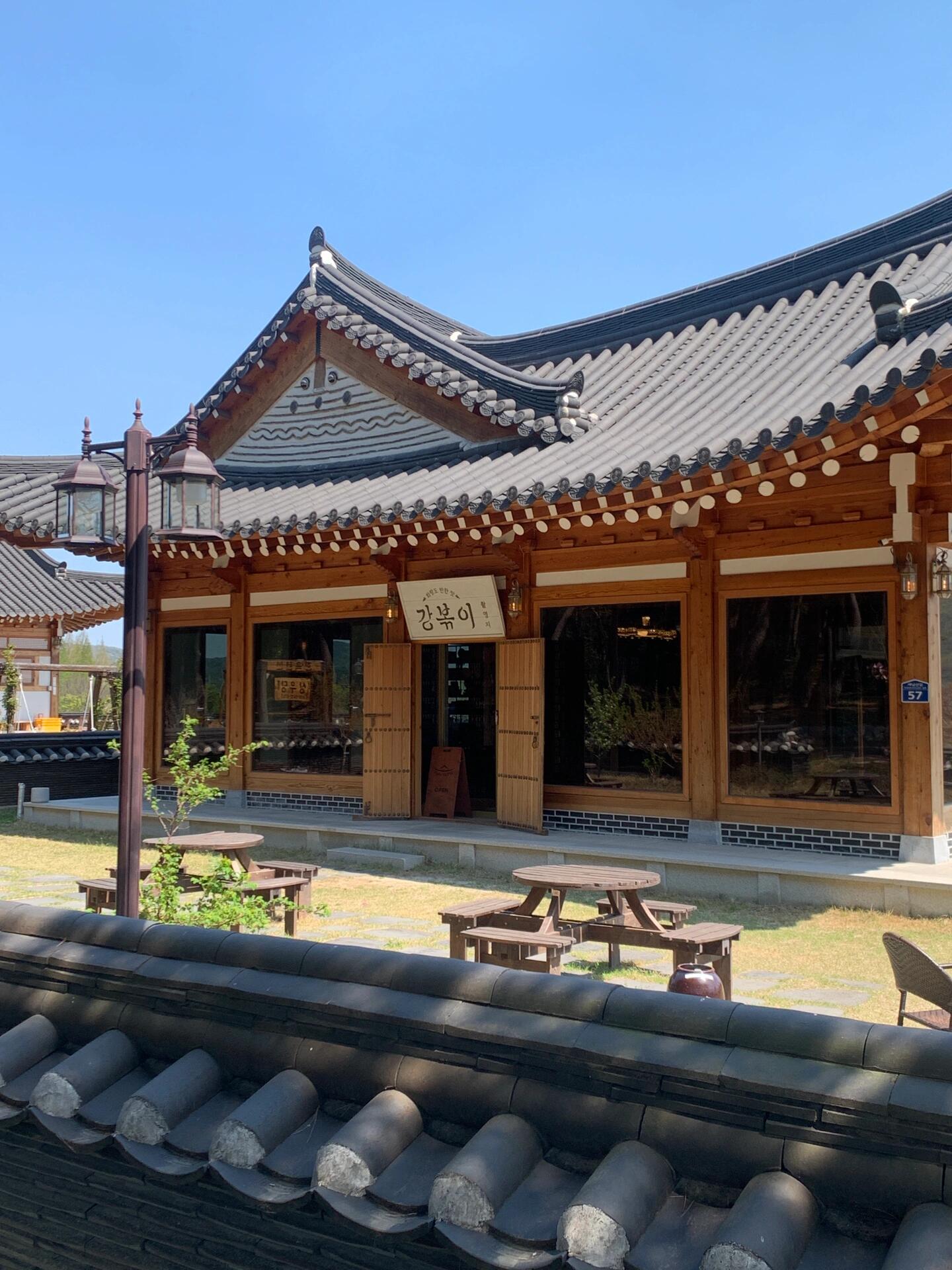 
                        ????慶州旅行 ｜姜食堂拍攝地真的沒白去?????：???2 ?????:?? ??? ???? 62 ?????趁著來慶州打卡了姜食堂的同款拍攝地，這里居然跟電視里呈現的一模一樣！裝修沒有變，還是維持著原來的樣子，只不過把食堂改成了韓屋咖啡廳。雖然只是在??里看過，但作為姜食堂的忠實愛好者，一切都很熟悉。店內有他們的簽名還有很多神妙漢，點了咖啡和紅絲絨蛋糕??，真的好好吃，一點也不會甜膩，價格也很合適。門口出去5分鐘就有??，看好??來回很方便。天氣好??的時候，可以坐在院子里曬太陽，真的不要太愜意了！回家立馬打開姜食堂再看一遍?。?探店 #旅游 #咖啡 #cafe #韓國留學生 #COTD咖啡探店 #韓國生活 #筆記靈感 #周末去哪兒 #韓國旅行 #韓國慶州旅行 #慶州探店 #韓國慶州 #姜食堂 #姜食堂同款 #下午茶