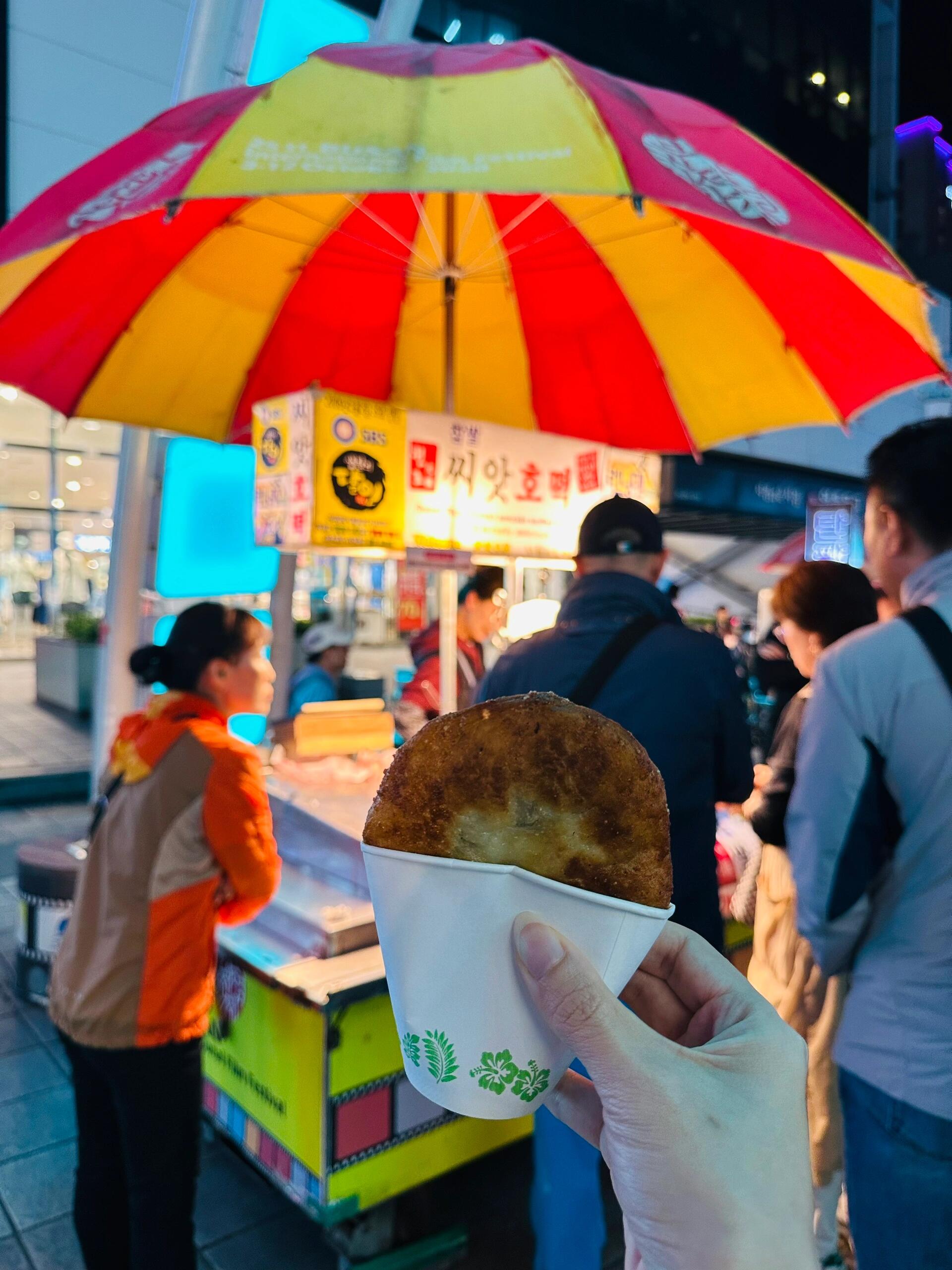 
                        ????甘川文化村｜不用排長龍就能和小王子??行程匆忙又想和小王子合影嗎？晚上過來就對了夜色寧靜吹著涼風看著萬家燈火感受著別有風味的人文風情最重要的是人流量少不用頂著大太陽排在長長的隊伍中再匆忙拍攝.??甘川文化村地址：200 Gamnae 1-ro, Saha-gu, Busan, South Korea韓文地址：????? ??? ??1? 200.交通：??搭地鐵到土城站 line 1-Toseong station exit 6-順著出口轉右 走2分鐘到釜山大學醫院搭??巴士（看到貼著甘川文化村的牌子都能上）如果2-4人同行可以從這里打車??上去車 資 只 要 3800 w 左 右.之后可以順道去附近的BIFF市場這里可是電影文化勝地哦街上可以看到名人留下的手印和簽名看看你認識幾個接下來就開始尋找美食啦必嘗元祖家糖餅用黃油煎制 味道香表皮脆小吃也很可以找了一家有炒年糕攤子食物都不錯????.??BIFF 廣場地址：58-1 Gudeok-ro, Jung-gu, Busan, South Korea韓文地址：????? ?? ??? 58-1.#釜山美食 #章魚 #韓國探店 #釜山探店 #釜山必吃 #busan #韓國小吃 #韓國美食 #釜山旅行 #吃貨在韓國 #釜山旅游攻略 #釜山行程 #首爾行程 #釜山景點 #本地人愛吃的店 #甘川文化村 #記錄吧就現在