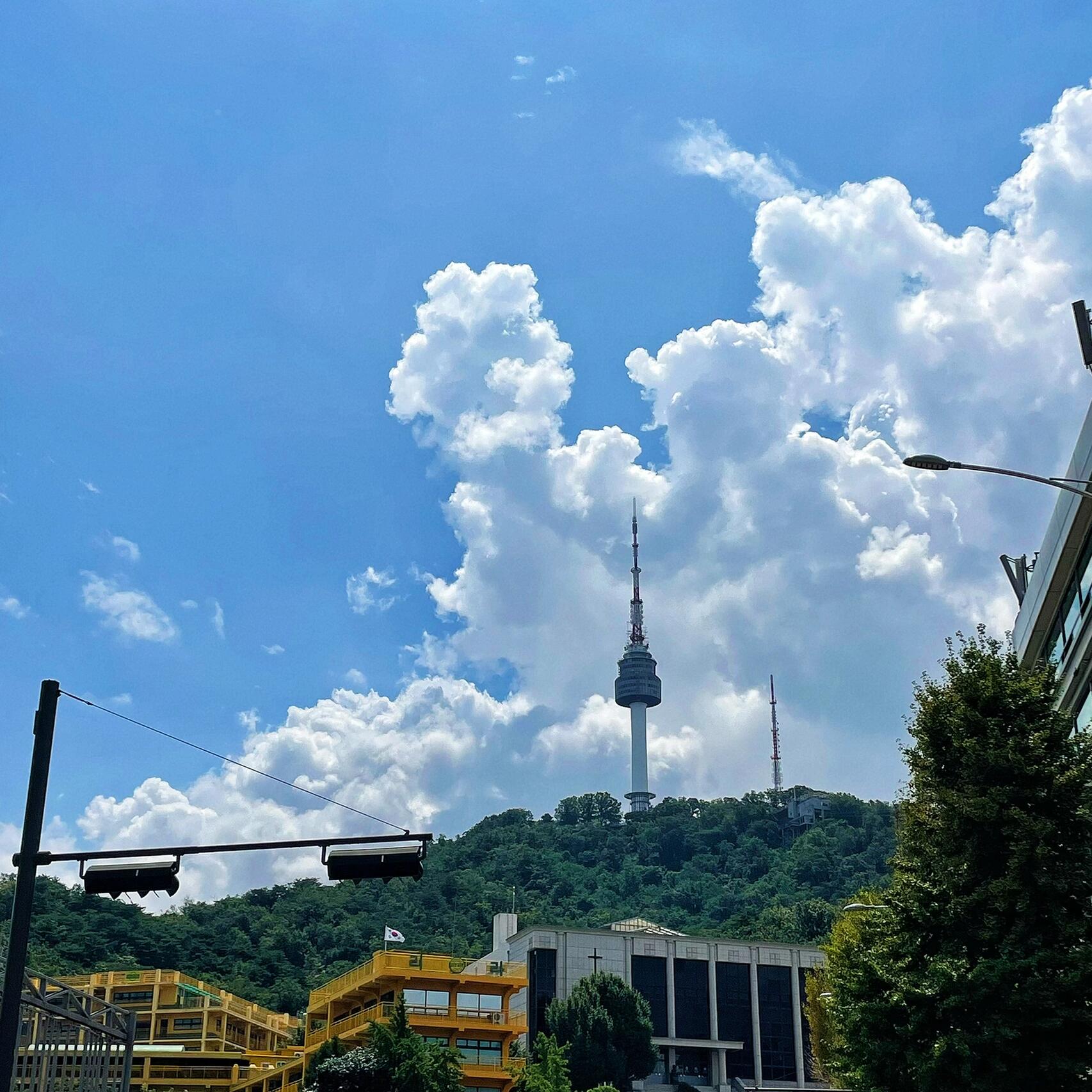 
                        首爾探店｜南山塔下的韓式拌飯??目不轉睛地望著南山塔，我發現了這家令人垂涎的韓式拌飯天堂?? ???? ???，這里的美味已經連續四年被米其林認證，品質絕對杠杠的！點餐超方便，一臺自動點單機搞定一切，然后手握震動鈴??，找個舒服的位置坐下來等待美食的降臨。服務效率杠杠的，屁股還沒來得及沉甸甸地坐下，震動鈴就急不可耐地叫喚起來?！??????(烤牛肉拌飯）??10000· ???????（雞和荷包蛋拌飯）??11000本來還打算挑戰一下海鮮餅和泡菜餅，但是那天沒那福氣，只能期待下次再戰啦。提醒一下，中午時分人可能會比較多，做好等位的心理準備哦！??店名：??????地址：?? ?? ???20? 71 1? ?????營業時間：11:00-20:3020:00?????15:00–16:30 ??????#韓國探店 #韓國生活 #首爾探店 #韓式拌飯 #首爾南山塔 #米其林餐廳探店 ?????