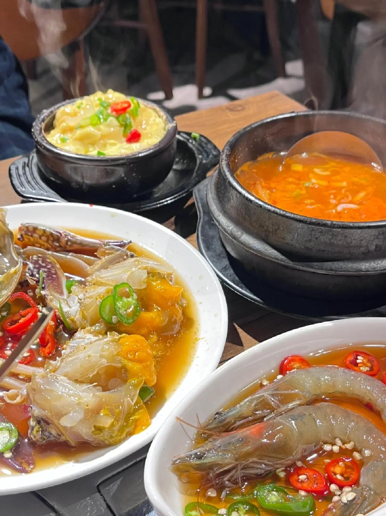 
                        首爾明洞美食 | 必吃的醬蟹天花板當時住在明洞，走路三分鐘就到了??去明洞的小伙伴們一定要去嘗嘗～不然白來韓國啦醬蟹初體驗??超級新鮮～我們吃了好多都沒有肚子疼哈哈??烏達里家 明洞店?? 28 Myeongdong 8na-gil, Jung-gu, Seoul?? +82 2-778-6767可以先線上預約！我們當時去沒有預約，剛好坐到最后一桌的空桌～#醬蟹 #韓國 #首爾 #明洞 #美食 #必吃 #旅行攻略 #韓食