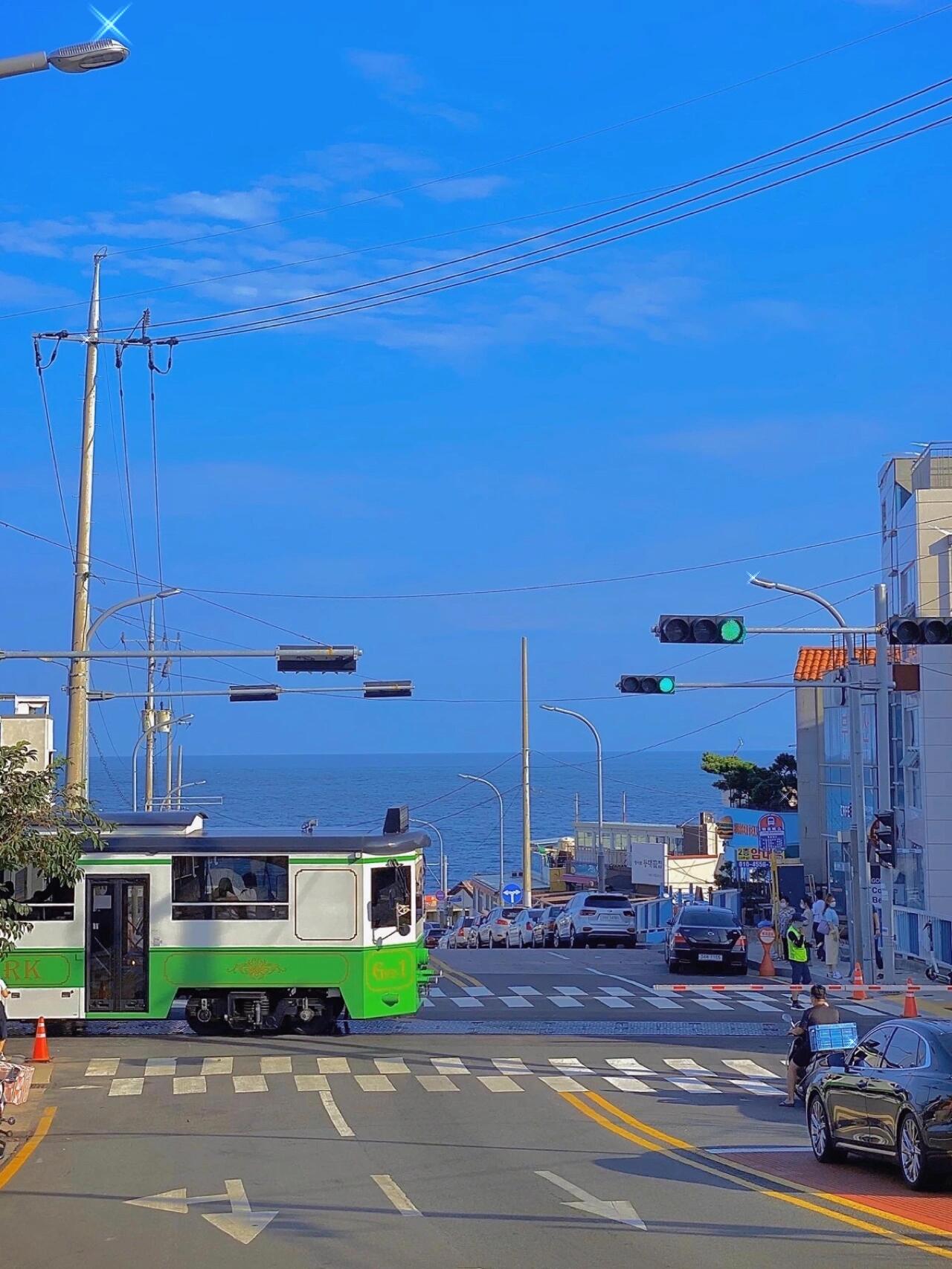 
                        釜山旅游必去｜可愛又治愈膠囊小火車??#釜山旅行 #釜山攻略?????????地址：?? ???? ???? 116 ??????全程大約30分鐘??沿著海岸線坐在緩緩行駛的彩色小火車上看海車廂內有音箱可以放歌??治愈系滿滿哦一路沿海到達網紅打卡點【清沙浦】下站以后在路邊等火車經過 看準時機就可以??啦分分鐘拍出日系小清新風有沒有[色色R]
