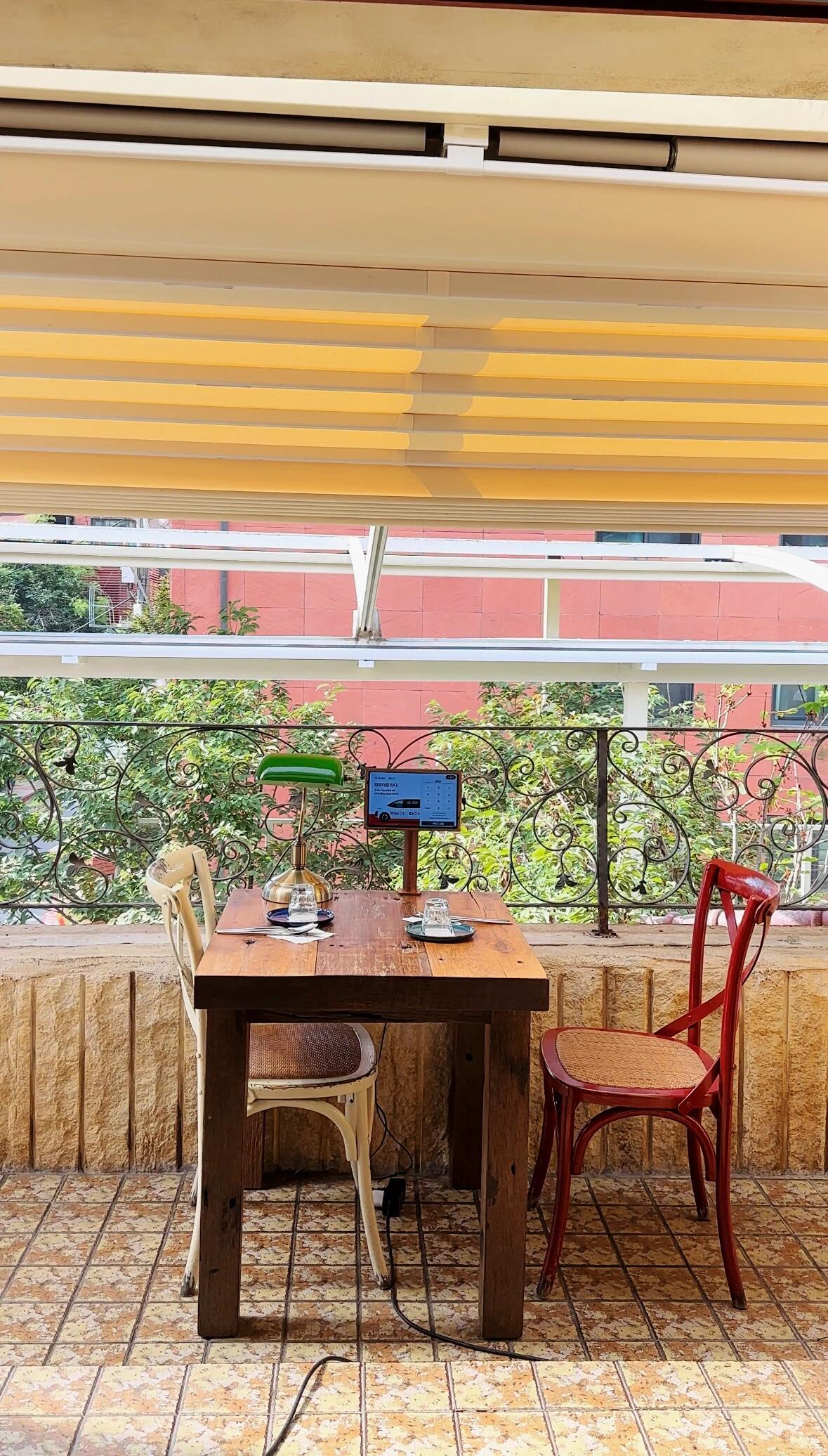 
                        ????新沙洞超美cafe | ????????????????一直珍藏在心的噴泉cafe???，美到讓人心動！?? DALMATIAN ????位置：?? ??? ????42? 42戶外用餐體驗棒極了，可以邊享受風景邊品嘗佳肴怕熱的小伙伴可以選擇室內用餐，店內裝潢也超有格調，復古風十足。我們嘗試了濃郁的法式吐司French toast 和清新的意式蘋果沙拉bree top salad。雖然價格稍貴，人均150-200，但絕對物超所值??????????，法式吐司浸滿了雞蛋香氣，淋上楓糖漿，外酥內軟，口感一流！意式蘋果沙拉別具一格，層層疊加的蘋果和奶油芝士+火腿，搭配旁邊的醬汁，酸甜開胃，兩者都強烈推薦！來韓國的朋友們千萬不要錯過這家咖啡館??????????????????????#韓國探店 #新沙洞探店 #首爾美食 #韓國旅行 #狎鷗亭探店 #韓國狎鷗亭 #首爾美食探索 #韓國咖啡廳 #COTD咖啡探店 #首爾咖啡廳 #狎鷗亭美食 #寶藏甜品店 #寶藏甜品店分享 #韓國探店咖啡廳 #韓國網紅咖啡廳 #吃貨在首爾 #首爾咖啡廳探店