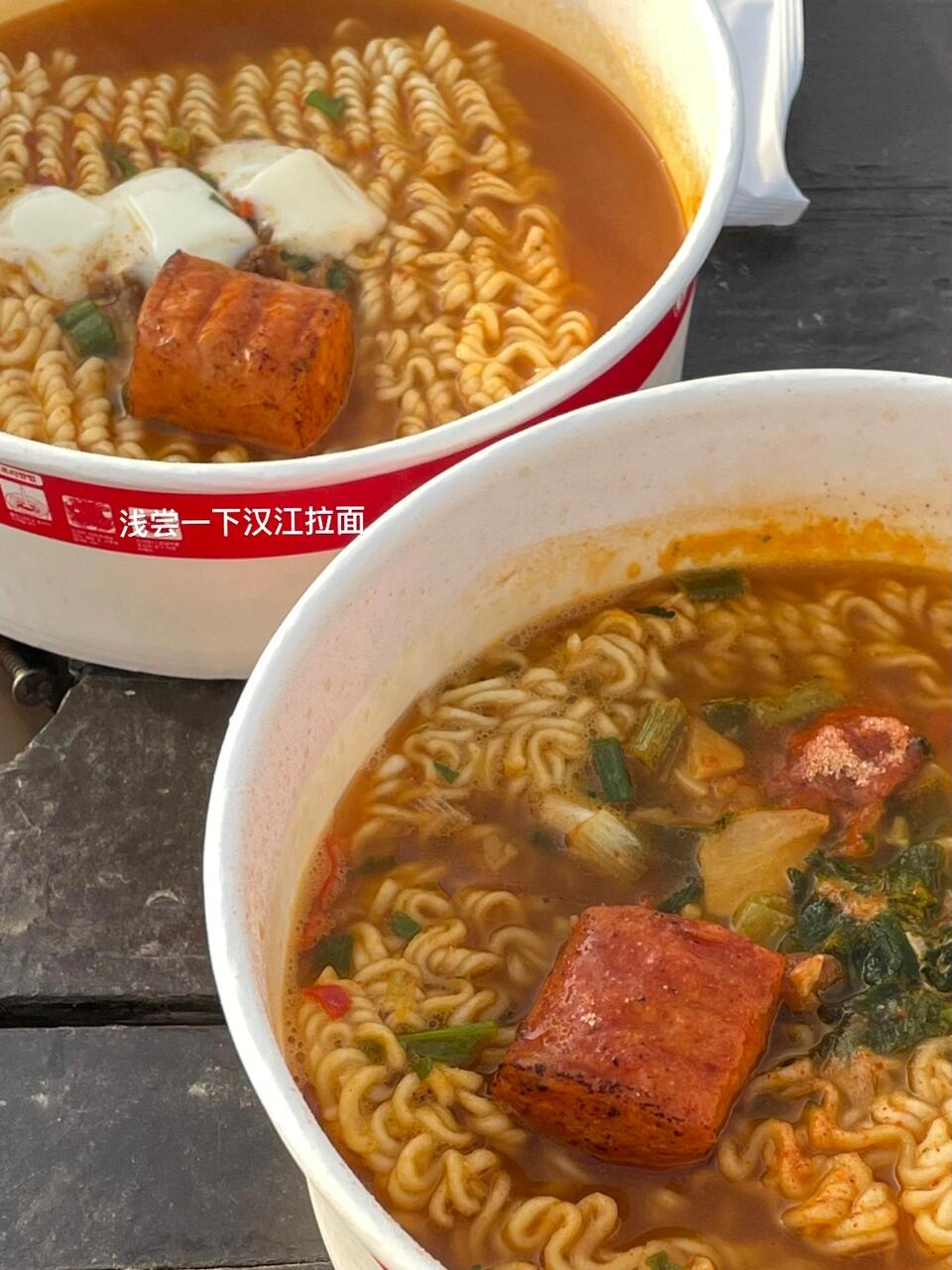 
                        ????日常｜去漢江就是要自助煮拉面??果然到寬闊的地方心情就會(huì)變好??懂了為什么當(dāng)年追星看生存賽的時(shí)候小孩們壓力大的時(shí)候都喜歡去江邊??比起韓國大部分地方高高低低崎嶇拐彎的大路與小路在江邊吃著拉面看著日落聽聽江鷗的叫聲??江邊好多可以自助煮拉面的便利店果然說到韓國人還得是拉面大概是因?yàn)闈h江的原因拉面都變好吃了??太陽落山之后就熱鬧多了好多來野餐的人??三五成群吃著炸雞披薩聊天唱歌彈琴????就是天氣還有些冷，打算等到天氣暖和草地變綠再來??#韓國日常 #首爾漢江 #韓國生活 #韓國留學(xué)日常 #汝矣島 #韓國拉面