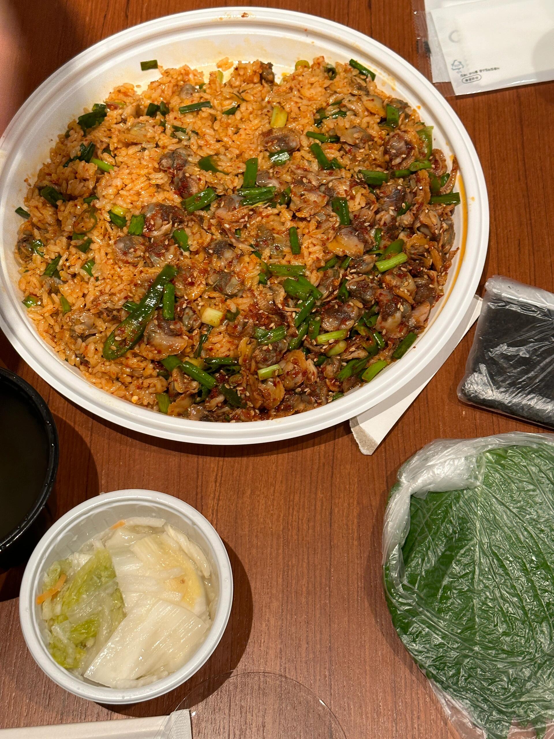 
                        首爾也太好吃了??p1 ???? 江南面屋??狎鷗亭燉排骨和生魚片冷面都是必點(diǎn)！碳水和肉的完美組合，排骨軟嫩脫骨，冷面里的生魚片口感更像裹了醬料的魷魚絲，不愛生食的也可以嘗試一下哦~p2-4 ????? 蕎麥面 ??景福宮在景福宮逛街時(shí)發(fā)現(xiàn)的寶藏店！小紅書上沒什么人推薦，但絕對(duì)值得去！我們點(diǎn)了店員推薦的油蕎麥面、白切肉拼盤和土豆餅，真的都太好吃啦！土豆餅邊緣酥脆，內(nèi)陷軟糯，拼盤中的魷魚絲口感的生魚片和白切肉一起吃，口感層次超豐富！p5 ???? 向雞家 ??狎鷗亭去掉粉絲濾鏡也覺得超好吃的炒雞店！藍(lán)人的快樂老家，非常質(zhì)樸好吃的炒雞味道，一定要額外追加拉面！最后再來一份炒飯才算是完美的一餐~p6 ???? 風(fēng)川鰻魚??弘大專吃鰻魚的店，一上桌就按人頭上了兩條鰻魚，店員全程幫烤，口感非常驚艷！吃得出來是品質(zhì)很好的鰻魚，店員手法絕佳，比韓國街的山川愛烤鰻魚好吃太多！然而山川愛已是我心中上海烤鰻魚天花板了……會(huì)很想念這家的??———以上四家還會(huì)再去 以下屬于可去可不去———p7 ??? ??? (愛的烤肉店)??漢南洞地理位置在逛街區(qū)域中心，可以非常合理地安排在行程中。p8 ??? ???? 一只雞 ??圣水洞看似平平無奇的燉雞，但真的很驚喜！很多天以來的蔬菜攝取只存在于烤肉店的生菜和小菜中，一只雞里的煮白菜簡直就是光一樣的存在??雞湯燉的很鮮美，不是韓式調(diào)料加成的味道，非常落胃。p9-10 血腸肥腸湯 ??汝矣島周圍食客和店員都對(duì)外國人能找到這里感到震驚，廚房規(guī)劃很有意思，逛現(xiàn)代百貨的可以來試試，沒必要特意來。順便吐槽一下汝矣島現(xiàn)代百貨是本次最大的雷，到底是誰覺得好逛啊，真的不理解??p11 ????? 新沙烤牛腸p12 ????? 辣雞爪p13 ????? 烤肉p14 毛蚶拌飯由于沒有提前訂餐廳，所以去的都是可以直接walk-in的店，基本都沒有排隊(duì)。祝大家吃得開心??#首爾美食 #我的日常 #筆記靈感 #美食日常 #首爾 #首爾旅行 #首爾探店 #蕎麥面 #韓國烤肉 #圣水洞 #漢南洞 #景福宮 #韓國狎鷗亭 #韓餐