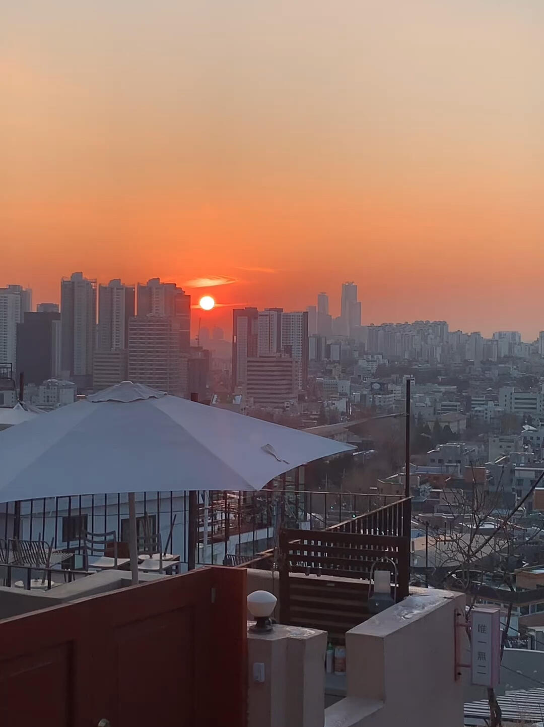 
                        發(fā)現(xiàn)了韓劇中的那條浪漫小路??????大家好，今天我要分享一個(gè)超級(jí)有韓劇feel的地方！??站在這個(gè)斜坡上的臺(tái)階，遠(yuǎn)眺四周，滿眼都是那種典型的韓式矮房，超有感覺的！??這里不需要走下坡，因?yàn)橄旅嬲娴耐Π察o的，周圍的房子看起來都沒什么人氣。在這里隨便拍幾張照片就很有韓劇里的味道了。??而且，你知道嗎？在這條路的小巷子里，你甚至能看到遠(yuǎn)處的南山塔呢！??不過，如果你想去南山塔，可能得另外坐車哦，雖然看起來很近，但實(shí)際上我們?cè)囍哌^去，結(jié)果迷路了，最后還是打車去的。??沿著這條路繼續(xù)走，還有一個(gè)觀景點(diǎn)，那里看日落超美的！??如果你也在韓國，或者對(duì)韓國生活感興趣，一定不要錯(cuò)過這個(gè)地方哦！#韓國生活 #留學(xué)生日常 #首爾探索 #韓劇取景地 #生活小確幸 #我的隨手拍 #首爾南山塔#韓國旅行